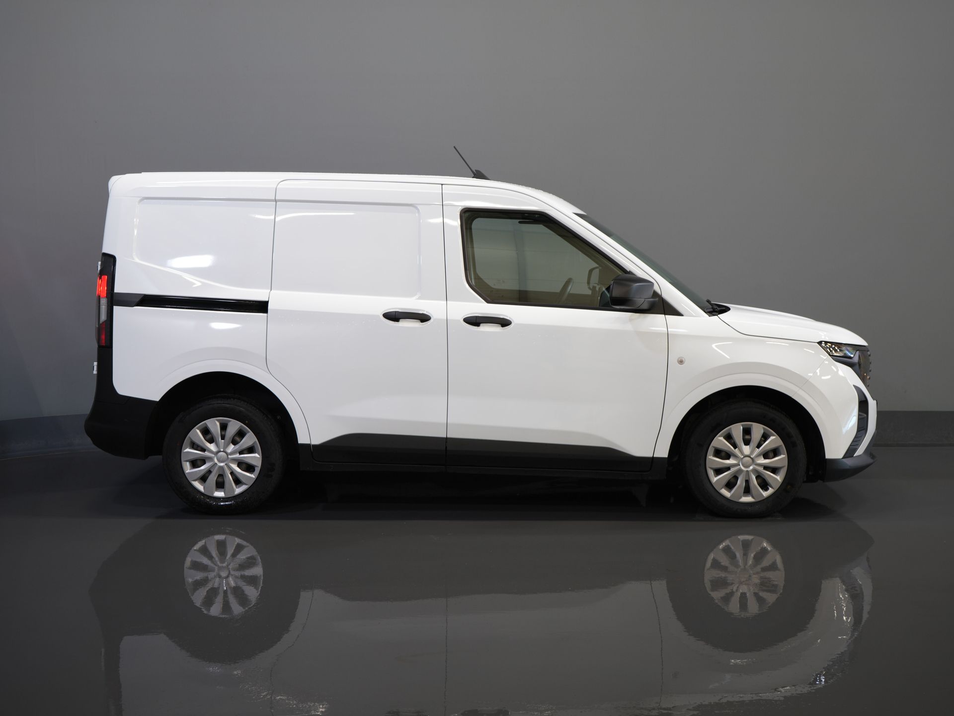 Ford Transit Courier Bestelbus 1.0 Trend 100 pk BENZINE BPM VRIJ! Garantie 05-2029/ Carplay/ Virtual Cockpit/ Airco/ Cruise 10