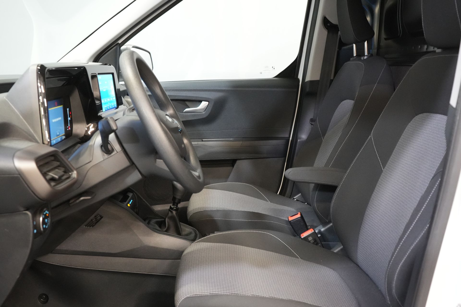 Ford Transit Courier Bestelbus 1.0 Trend 100 pk BENZINE BPM VRIJ! Garantie 05-2029/ Carplay/ Virtual Cockpit/ Airco/ Cruise 11