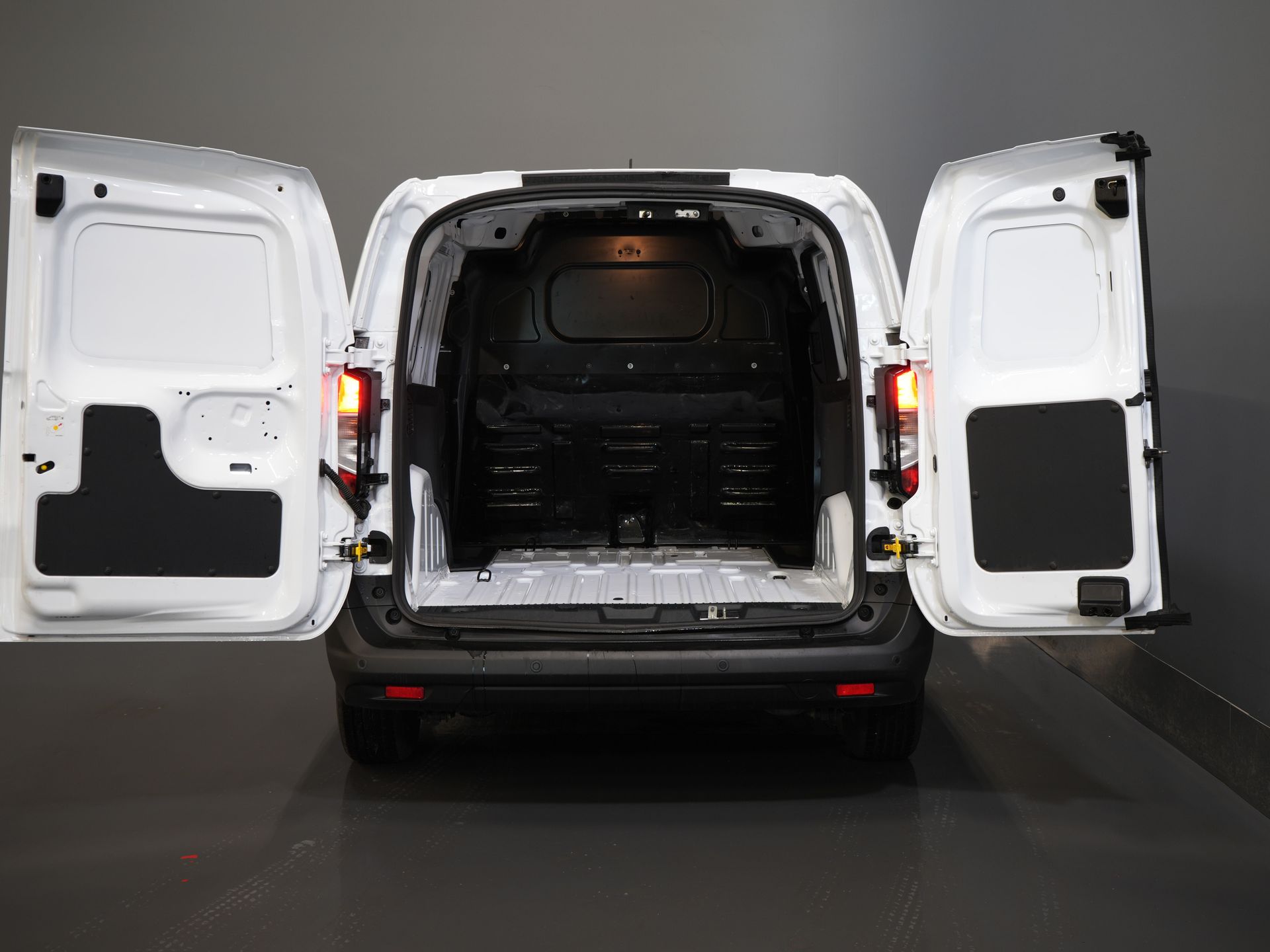 Ford Transit Courier Bestelbus 1.0 Trend 100 pk BENZINE BPM VRIJ! Garantie 05-2029/ Carplay/ Virtual Cockpit/ Airco/ Cruise 4