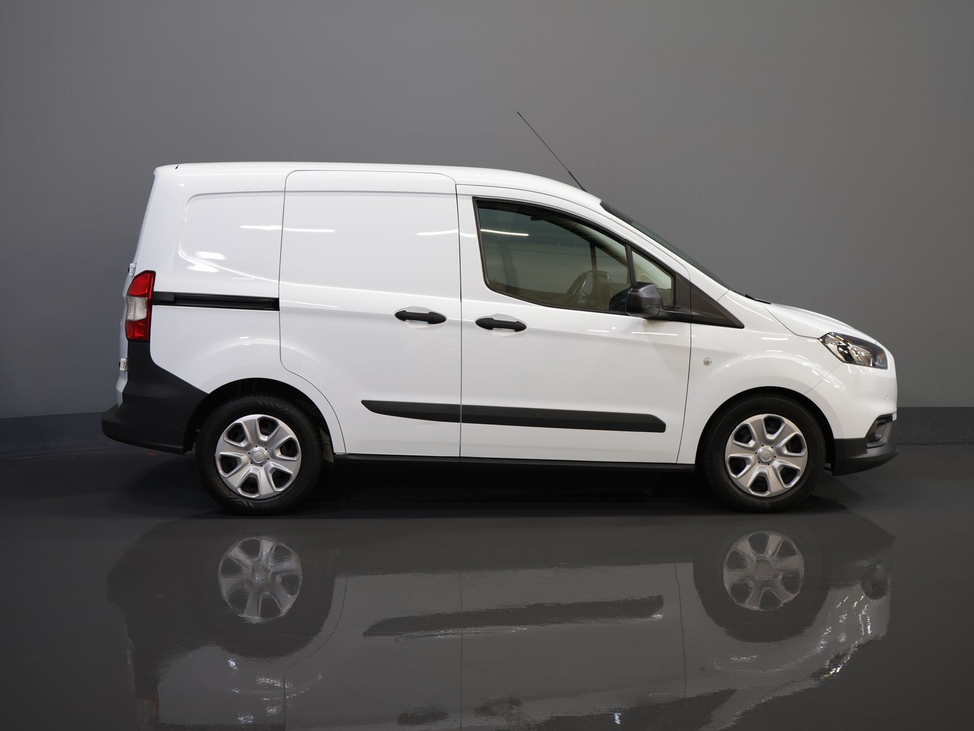 Ford Transit Courier Bestelbus 1.5 TDCI BPM VRIJ! NL Auto/ 2xSchuifdeur/ Carplay/ Airco/ PDC/ Cruise 10