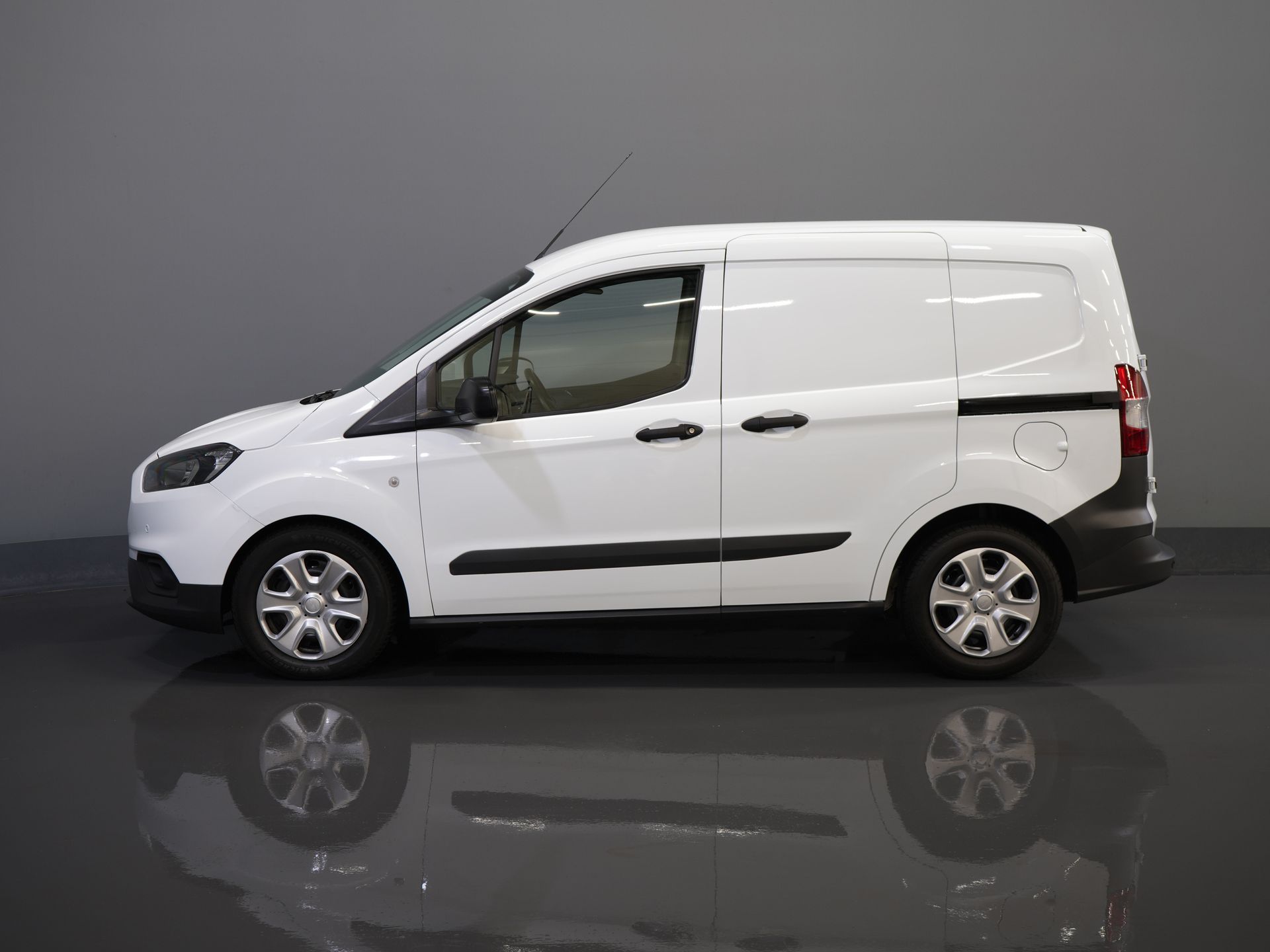 Ford Transit Courier Bestelbus 1.5 TDCI BPM VRIJ! NL Auto/ 2xSchuifdeur/ Carplay/ Airco/ PDC/ Cruise 9