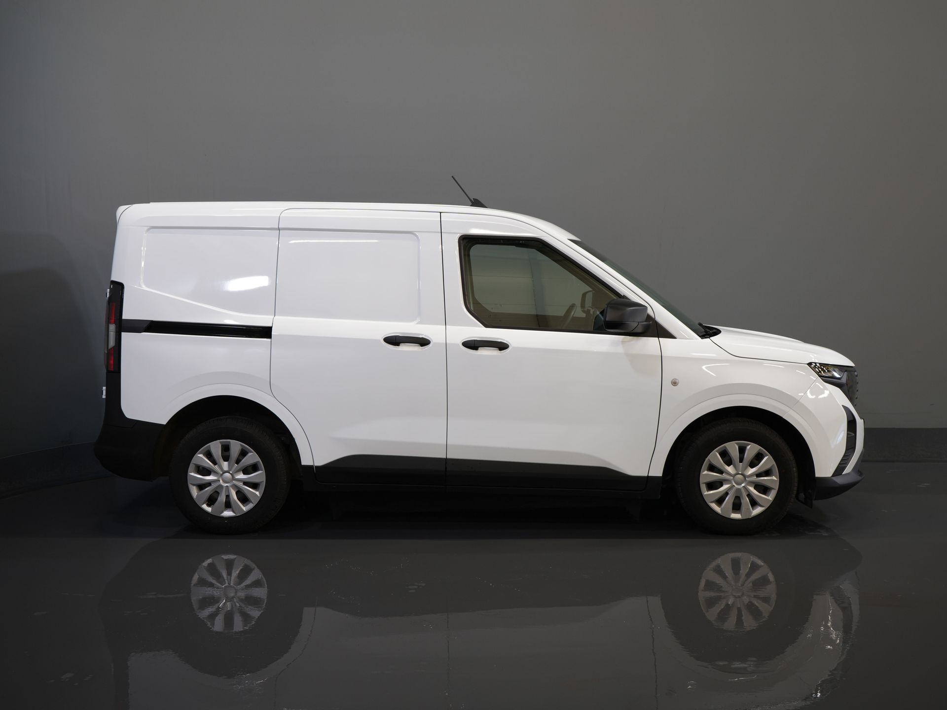 Ford Transit Courier Bestelbus 1.0 Trend 100 pk BENZINE BPM VRIJ! Garantie 05-2029/ Carplay/ Virtual Cockpit/ Airco/ Cruise 10
