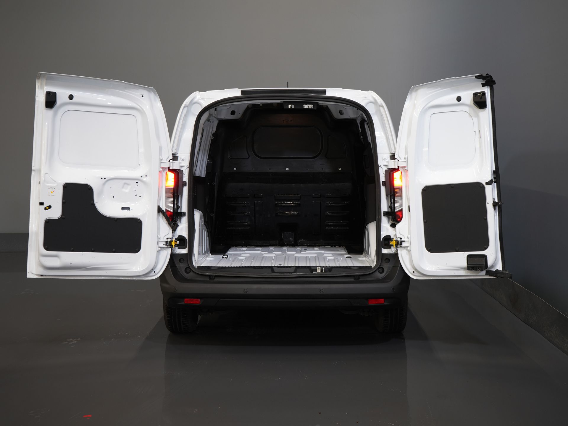 Ford Transit Courier Bestelbus 1.0 Trend 100 pk BENZINE BPM VRIJ! Garantie 05-2029/ Carplay/ Virtual Cockpit/ Airco/ Cruise 4