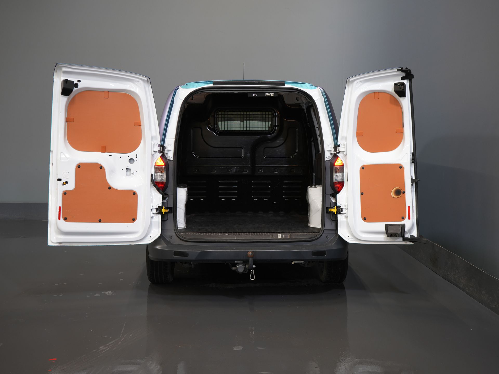 Ford Transit Courier Bestelbus 1.5 TDCI Trend BPM VRIJ! NL Auto/ 2xSchuifdeur/ Climate/ Trekhaak/ Betimmerd 4