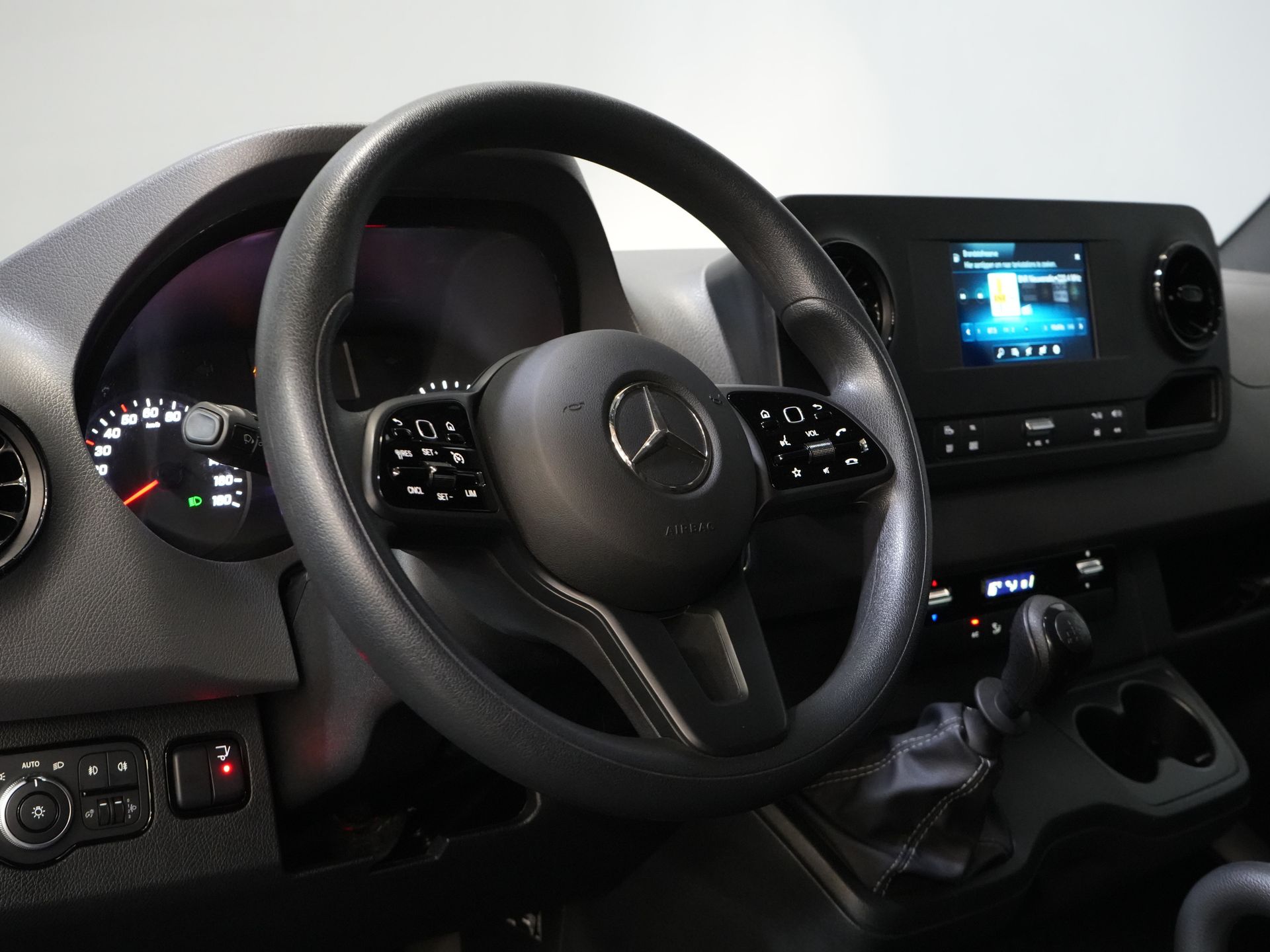 Mercedes-Benz Sprinter Bakwagen 317 1.9 CDI BPM VRIJ! 445x211x225/ Dhollandia Laadklep/ CarPlay/ Stoelverw./ Navi/ Airco/ Camera/ Cruise 12