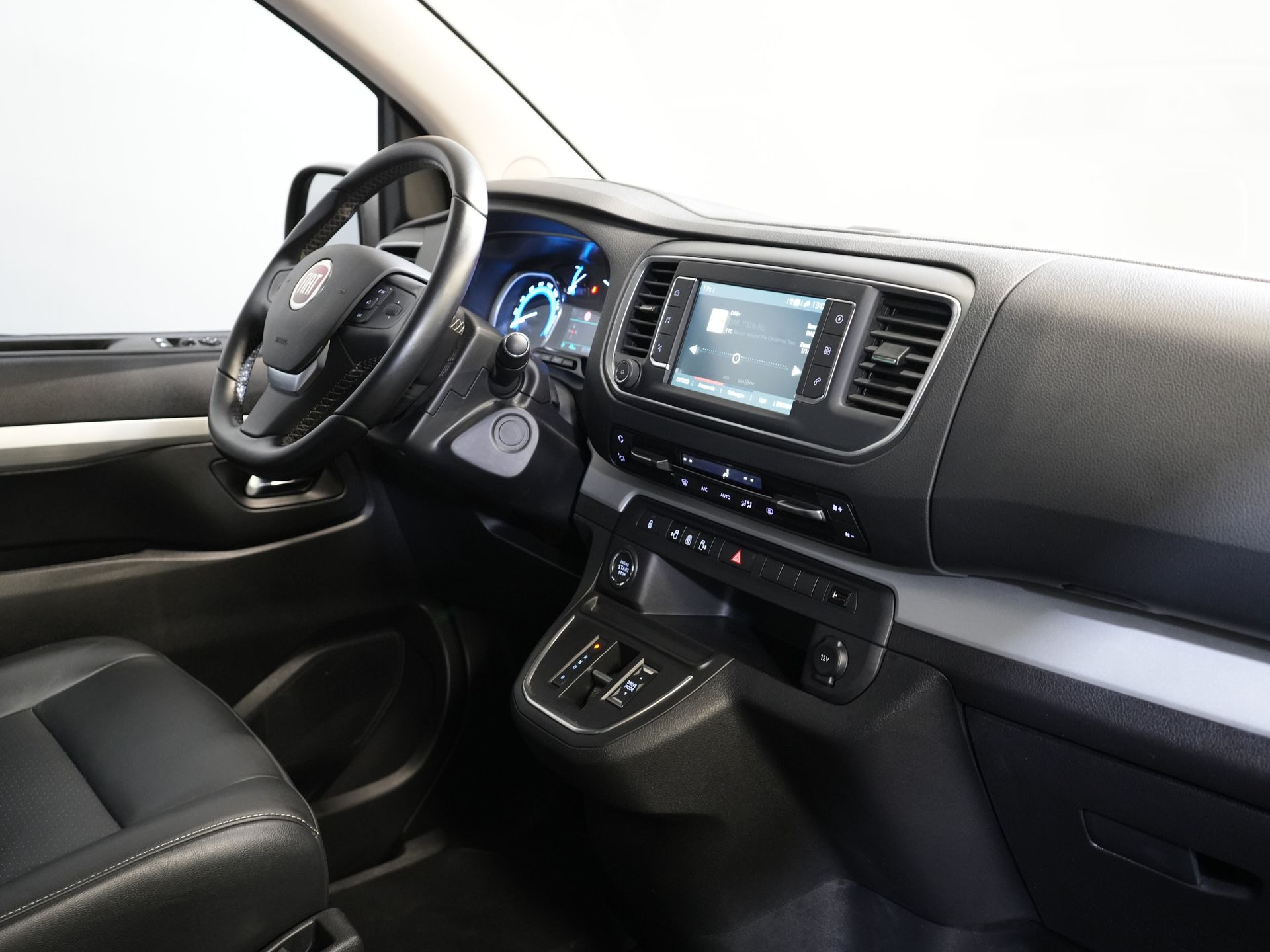 Fiat e-Ulysse Personenvervoer (Scudo) L2 75 kWh 330 km WLTP (€40.467 incl.btw) Combi/ Kombi/ 8P/ 8 Pers./ Snellader/ 2x Elek.Schuif/ Xenon/ Pano/ Leder/ Clima 2