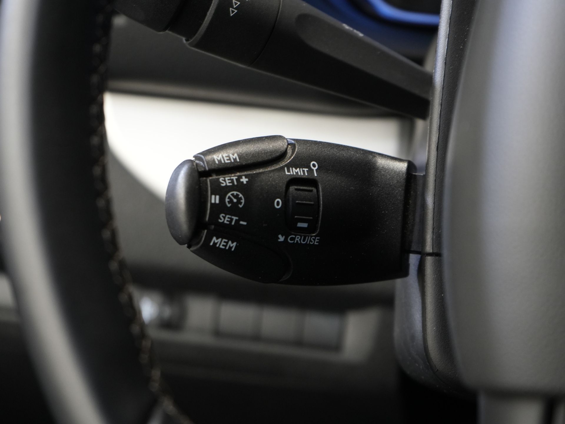 Fiat e-Ulysse Personenvervoer (Scudo) L2 75 kWh 330 km WLTP (€40.467 incl.btw) Combi/ Kombi/ 8P/ 8 Pers./ Snellader/ 2x Elek.Schuif/ Xenon/ Pano/ Leder/ Clima 21