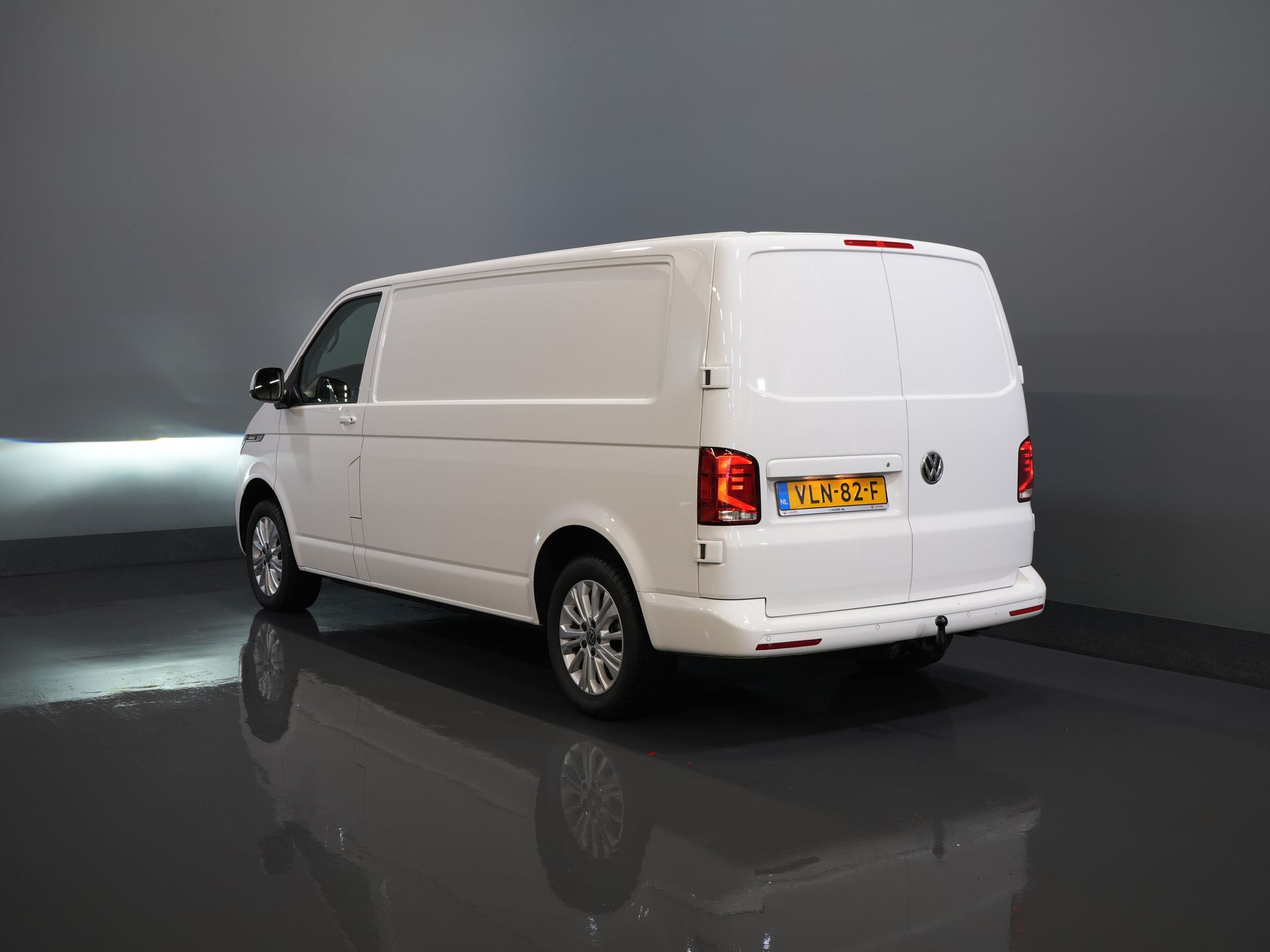 Volkswagen Transporter Bestelbus 2.0 TDI L2 BULLI BPM VRIJ! NL Auto/ LED/ Adapt. Cruise/ Virtual Cockpit/ 17