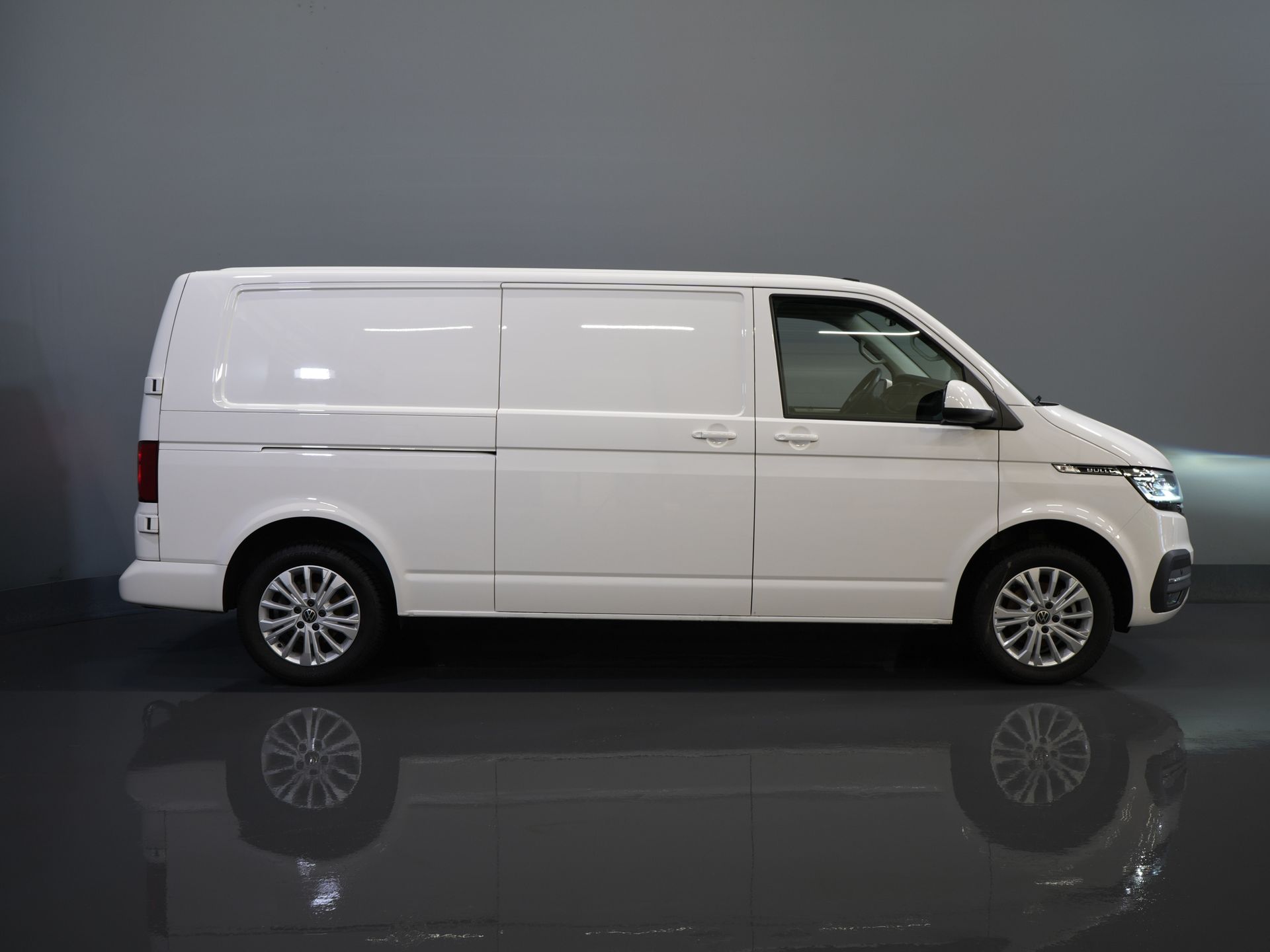 Volkswagen Transporter Bestelbus 2.0 TDI L2 BULLI BPM VRIJ! NL Auto/ LED/ Adapt. Cruise/ Virtual Cockpit/ 17