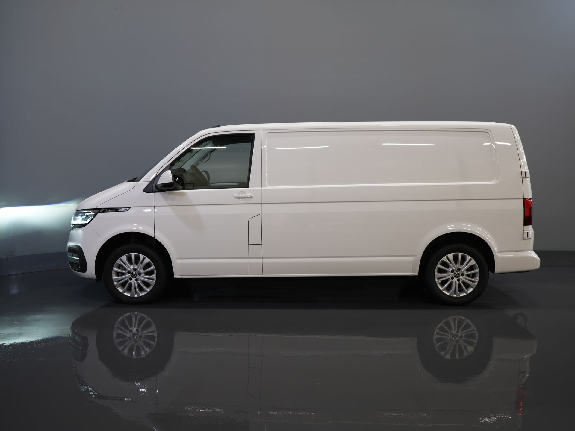 Volkswagen Transporter Bestelbus 2.0 TDI L2 BULLI BPM VRIJ! NL Auto/ LED/ Adapt. Cruise/ Virtual Cockpit/ 17