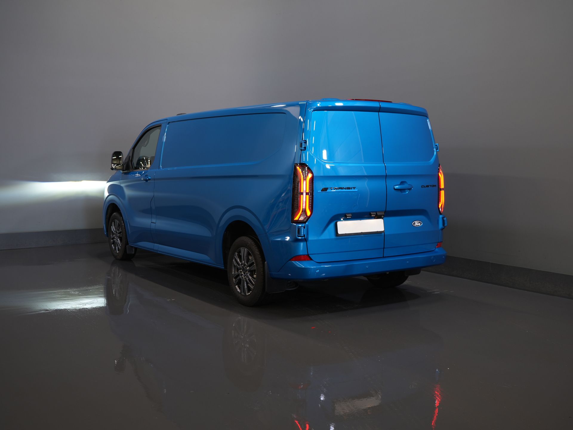 Ford E-Transit Custom Bestelbus 340 65 kWh 330km WLTP L2 Limited Garantie 5 jaar/ 2.3t Trekverm./ Snellader/ Matrix LED/ B&O/ Adapt.Cruise/ Standkachel/ Carplay 1