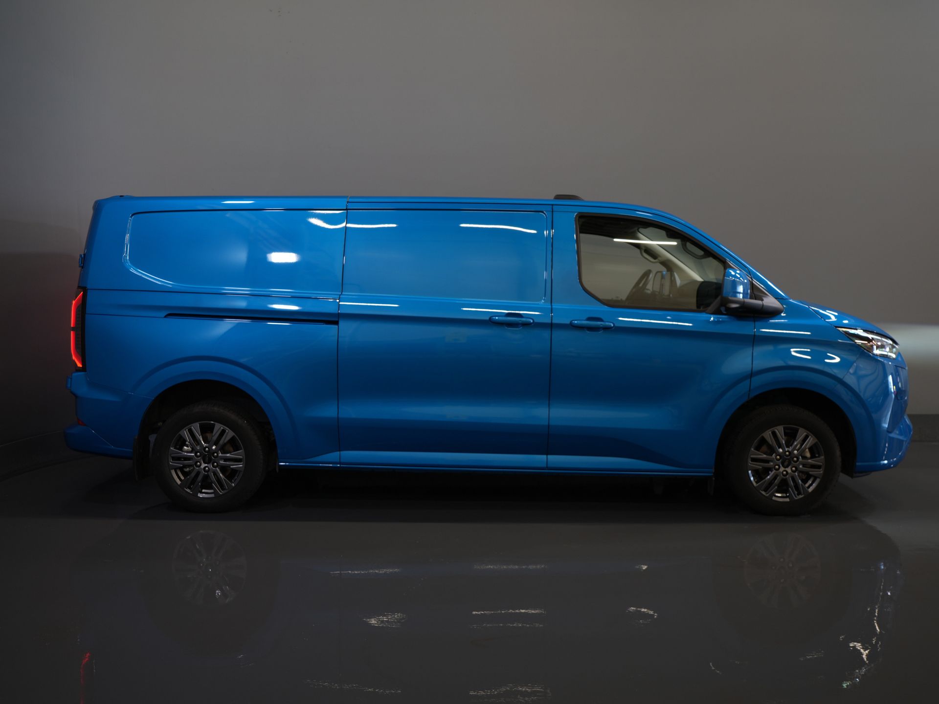 Ford E-Transit Custom Bestelbus 340 65 kWh 330km WLTP L2 Limited Garantie 5 jaar/ 2.3t Trekverm./ Snellader/ Matrix LED/ B&O/ Adapt.Cruise/ Standkachel/ Carplay 10