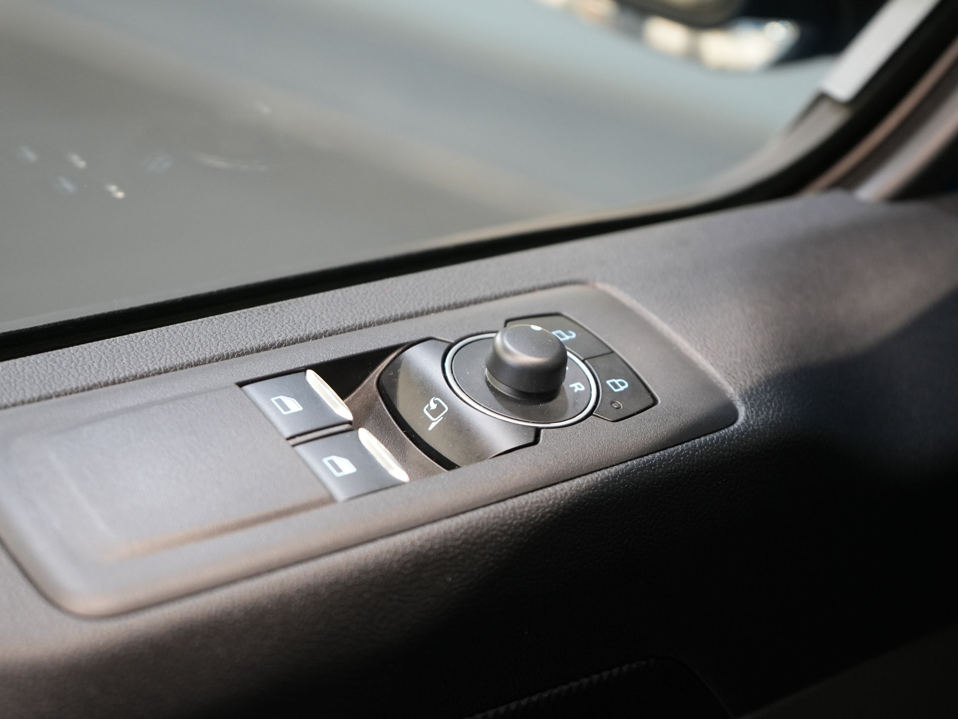 Ford E-Transit Custom Bestelbus 340 65 kWh 330km WLTP L2 Limited Garantie 5 jaar/ 2.3t Trekverm./ Snellader/ Matrix LED/ B&O/ Adapt.Cruise/ Standkachel/ Carplay 17