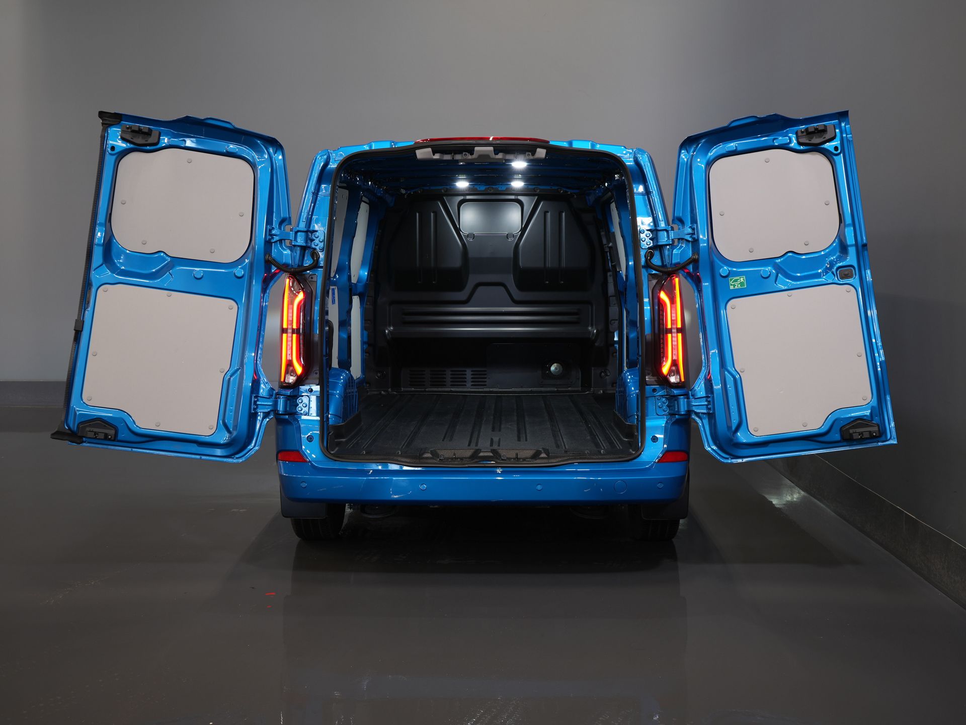 Ford E-Transit Custom Bestelbus 340 65 kWh 330km WLTP L2 Limited Garantie 5 jaar/ 2.3t Trekverm./ Snellader/ Matrix LED/ B&O/ Adapt.Cruise/ Standkachel/ Carplay 4