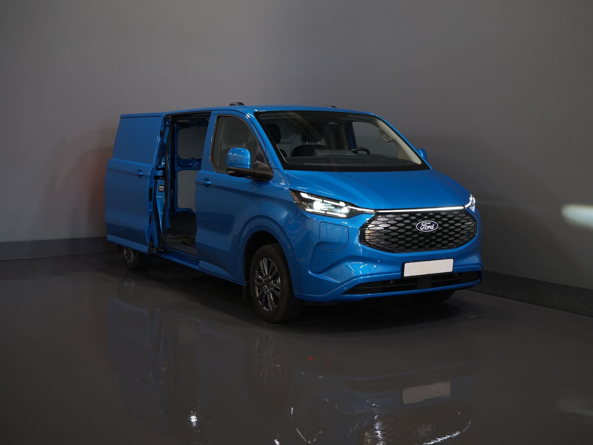 Ford E-Transit Custom Bestelbus 340 65 kWh 330km WLTP L2 Limited Garantie 5 jaar/ 2.3t Trekverm./ Snellader/ Matrix LED/ B&O/ Adapt.Cruise/ Standkachel/ Carplay 8