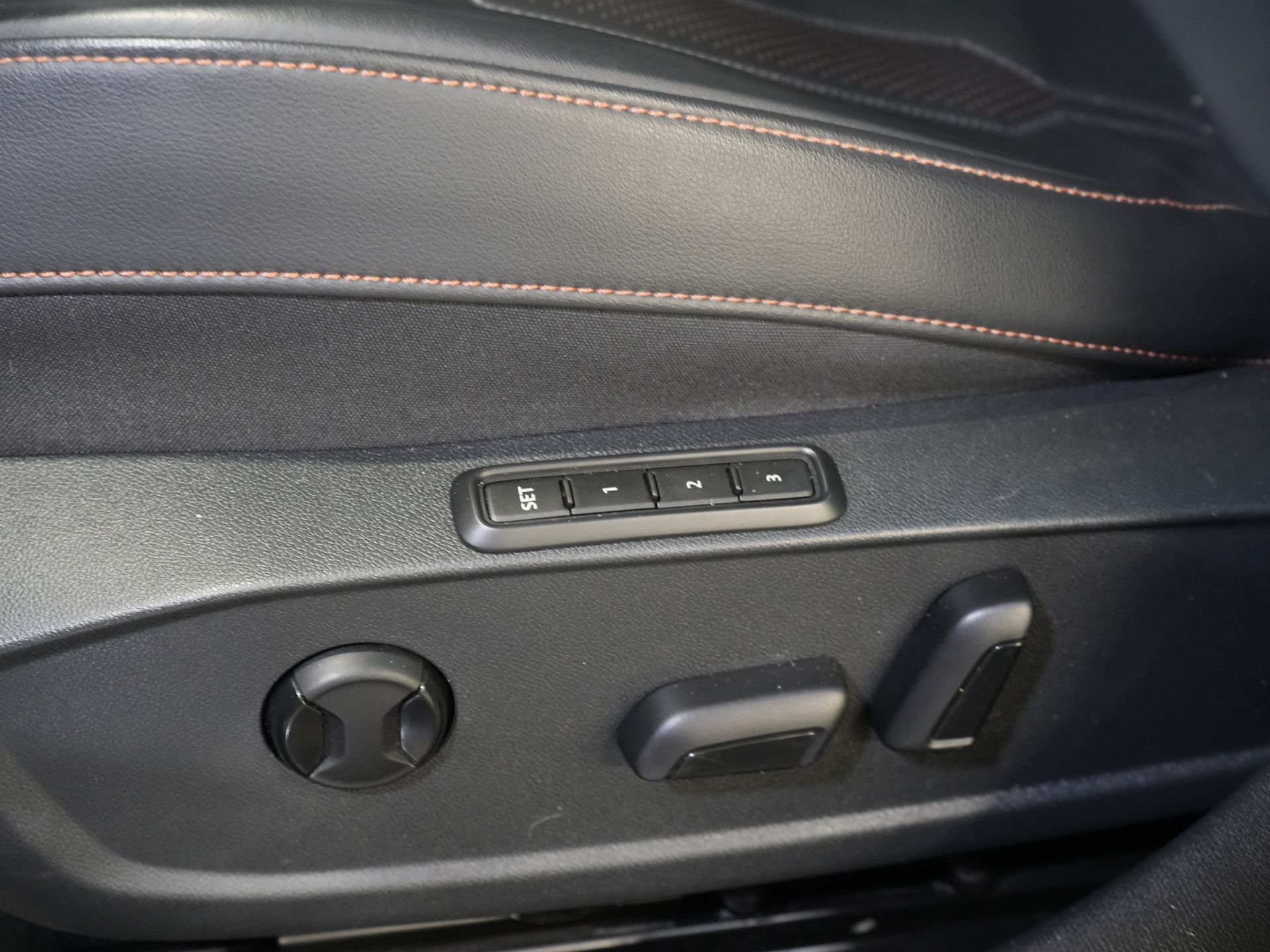 CUPRA Formentor SUV 1.4 e-Hybrid VZ Performance 245 pk (DEMO) Pano/ Leder/ Matrix/ Adapt.Cruise/ Elek.Klep/ Memory/ 19