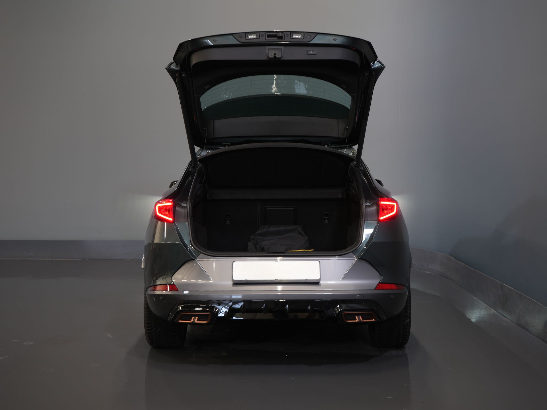 CUPRA Formentor SUV 1.4 e-Hybrid VZ Performance 245 pk (DEMO) Pano/ Leder/ Matrix/ Adapt.Cruise/ Elek.Klep/ Memory/ 19