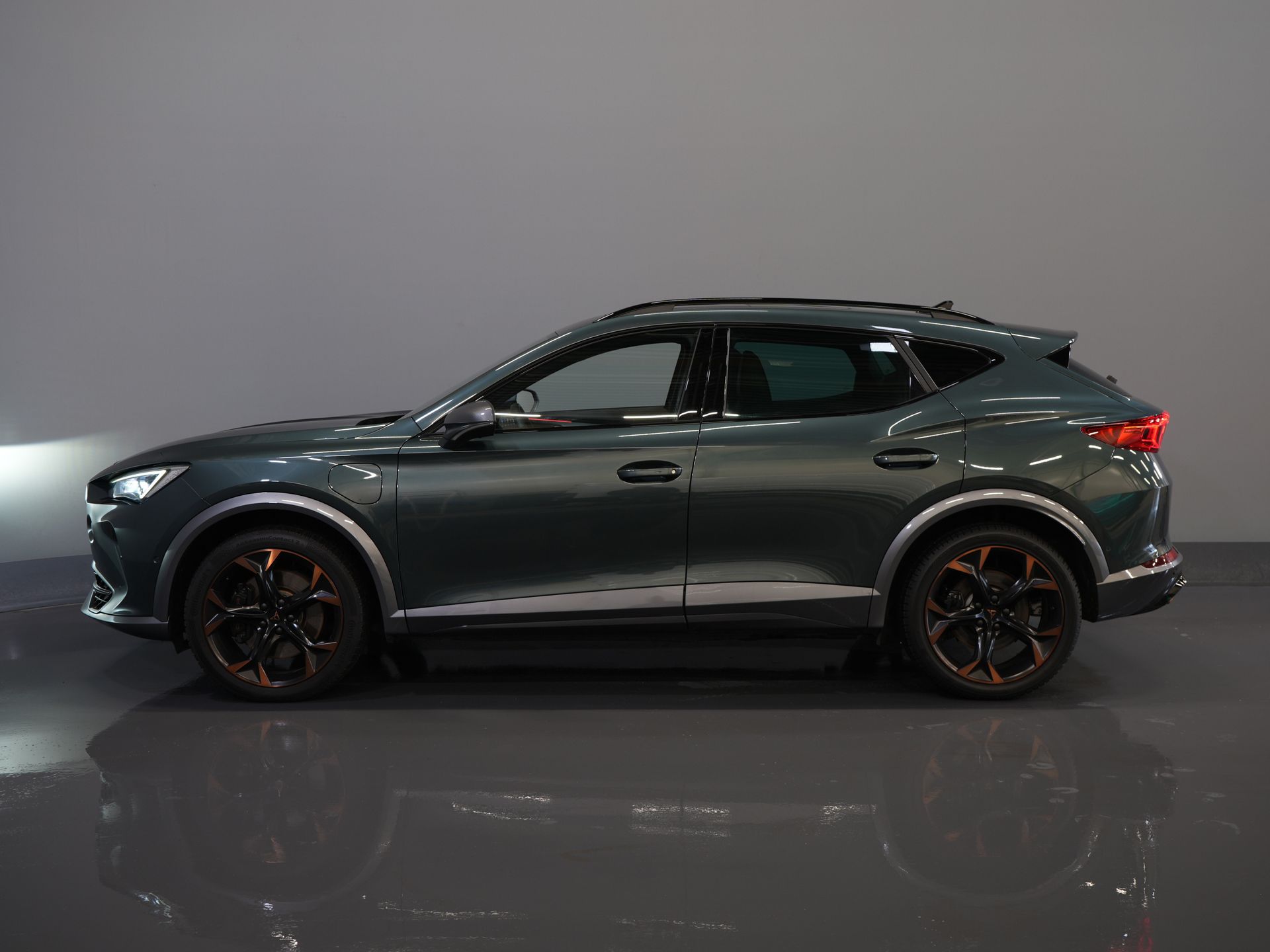 CUPRA Formentor SUV 1.4 e-Hybrid VZ Performance 245 pk (DEMO) Pano/ Leder/ Matrix/ Adapt.Cruise/ Elek.Klep/ Memory/ 19