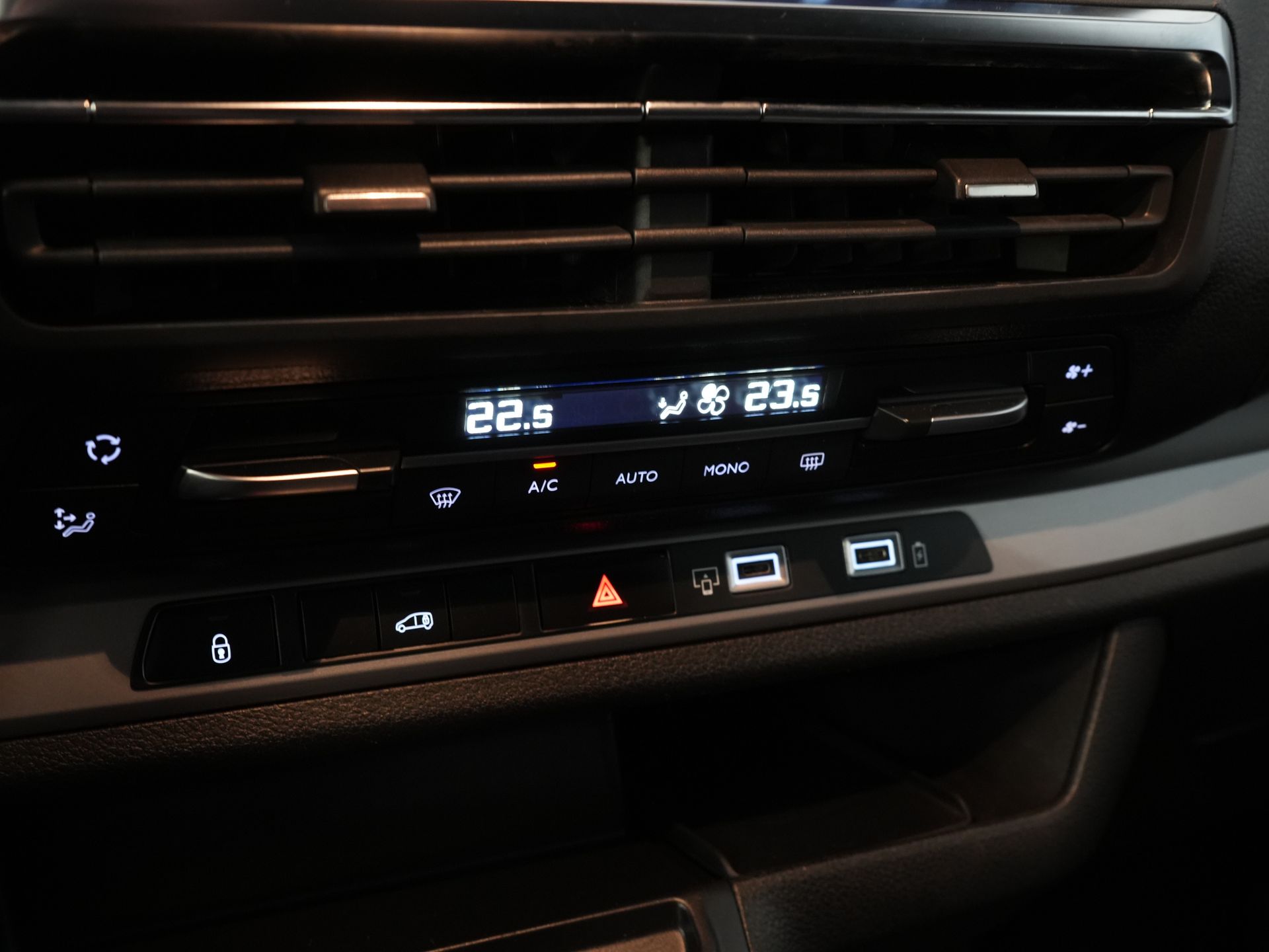 Opel Vivaro Bestelbus 2.0 180 pk Aut. L3 BPM VRIJ! Carplay/ Climate/ Cruise/ PDC V+A/ Navigatie 19