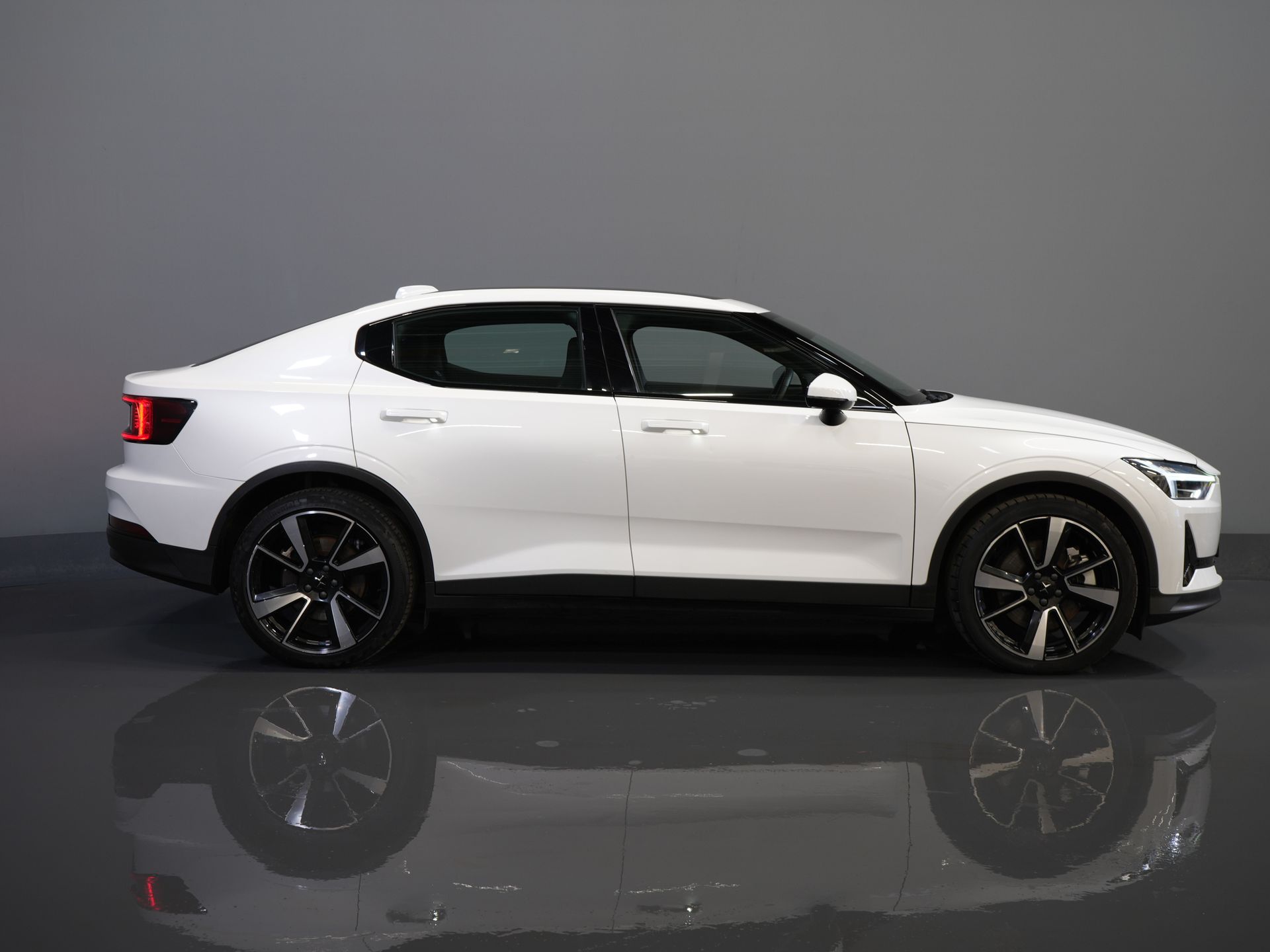 Polestar 2 Sedan Long Range 78 kWh 551 WLTP 95% SOH LED/ Adapt.Cruise/ Pano/ Stuurverw./ Stoelverw./ Memory/ Navi/ Carplay/ Climate/ Camera/ 20'' 10