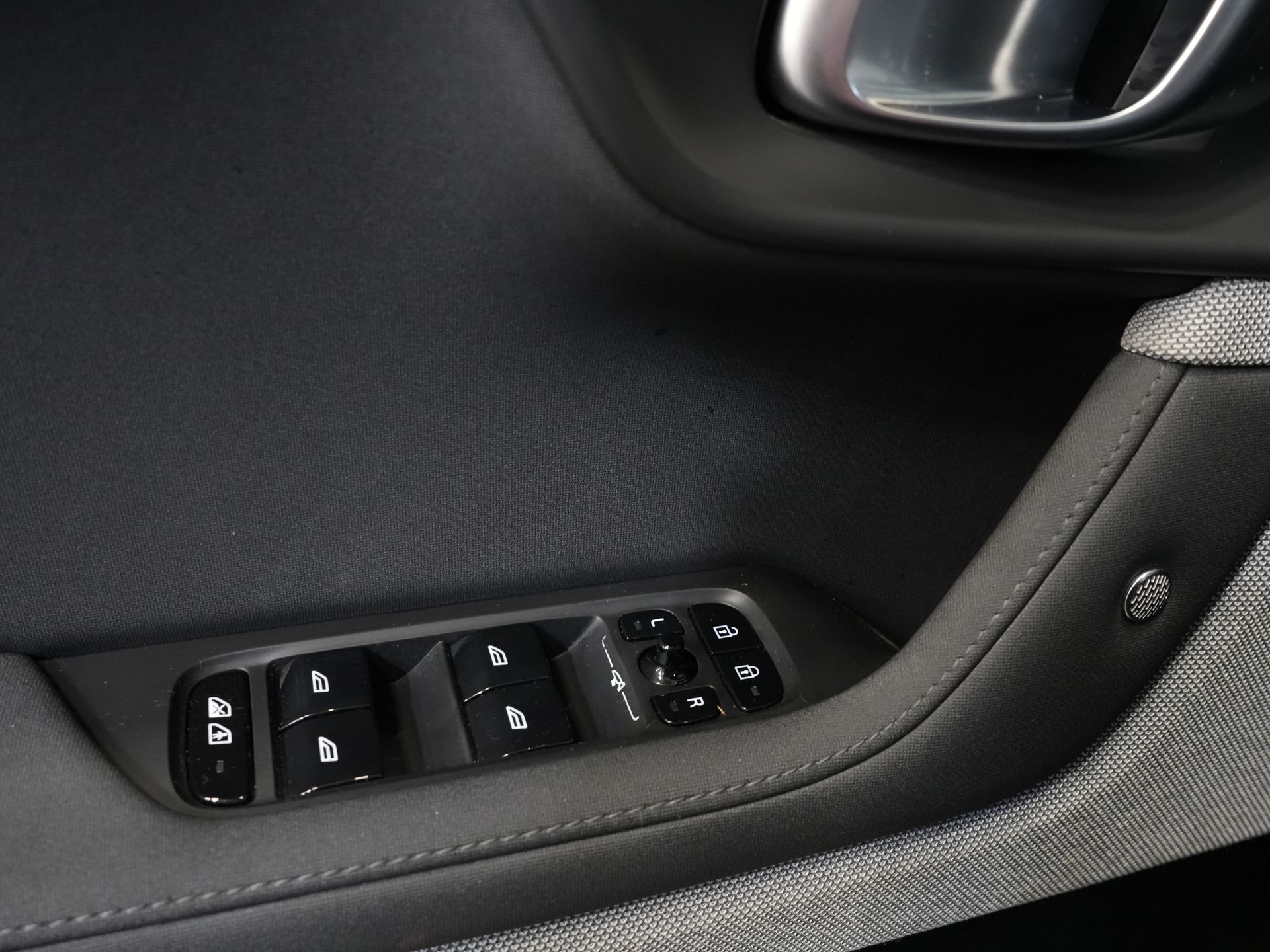 Polestar 2 Sedan Long Range 78 kWh 551 WLTP 95% SOH LED/ Adapt.Cruise/ Pano/ Stuurverw./ Stoelverw./ Memory/ Navi/ Carplay/ Climate/ Camera/ 20'' 23