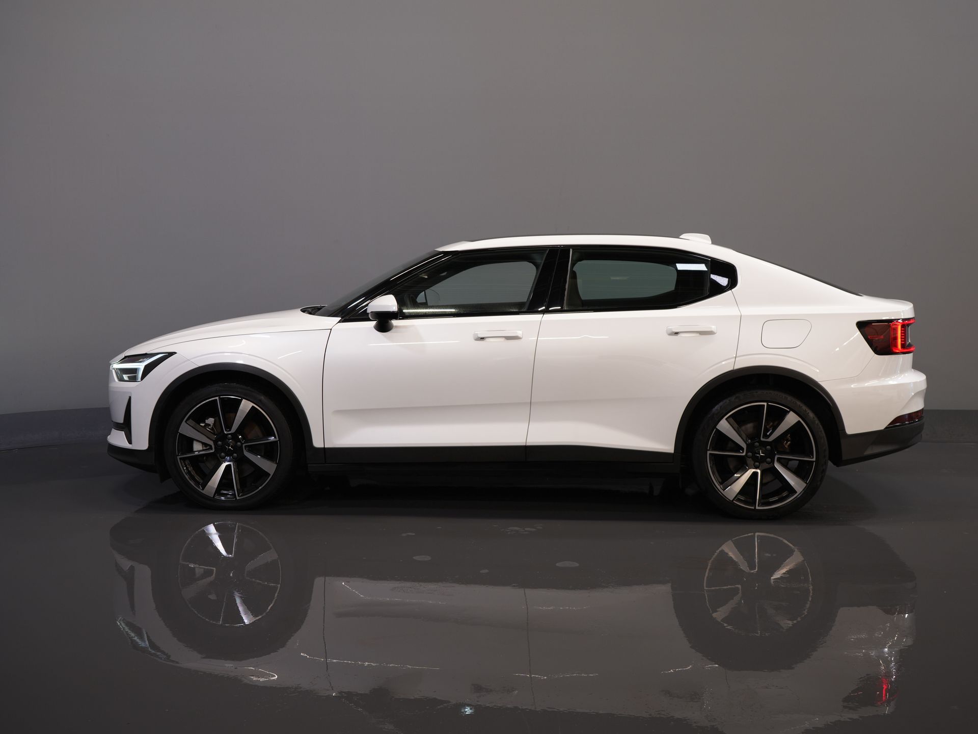 Polestar 2 Sedan Long Range 78 kWh 551 WLTP 95% SOH LED/ Adapt.Cruise/ Pano/ Stuurverw./ Stoelverw./ Memory/ Navi/ Carplay/ Climate/ Camera/ 20'' 9