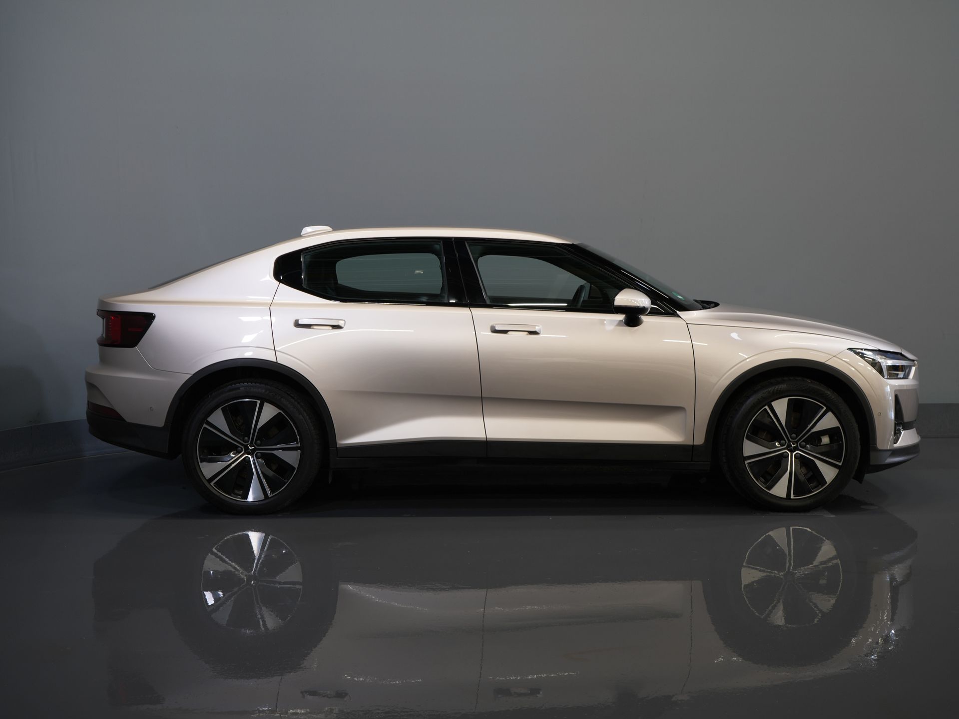 Polestar 2 Sedan Long Range 78 kWh 551 km WLTP LED/ Adapt.Cruise/ Memory/ Stoelverw./ 360 camera/ Carplay/ Navi/ Climate 10