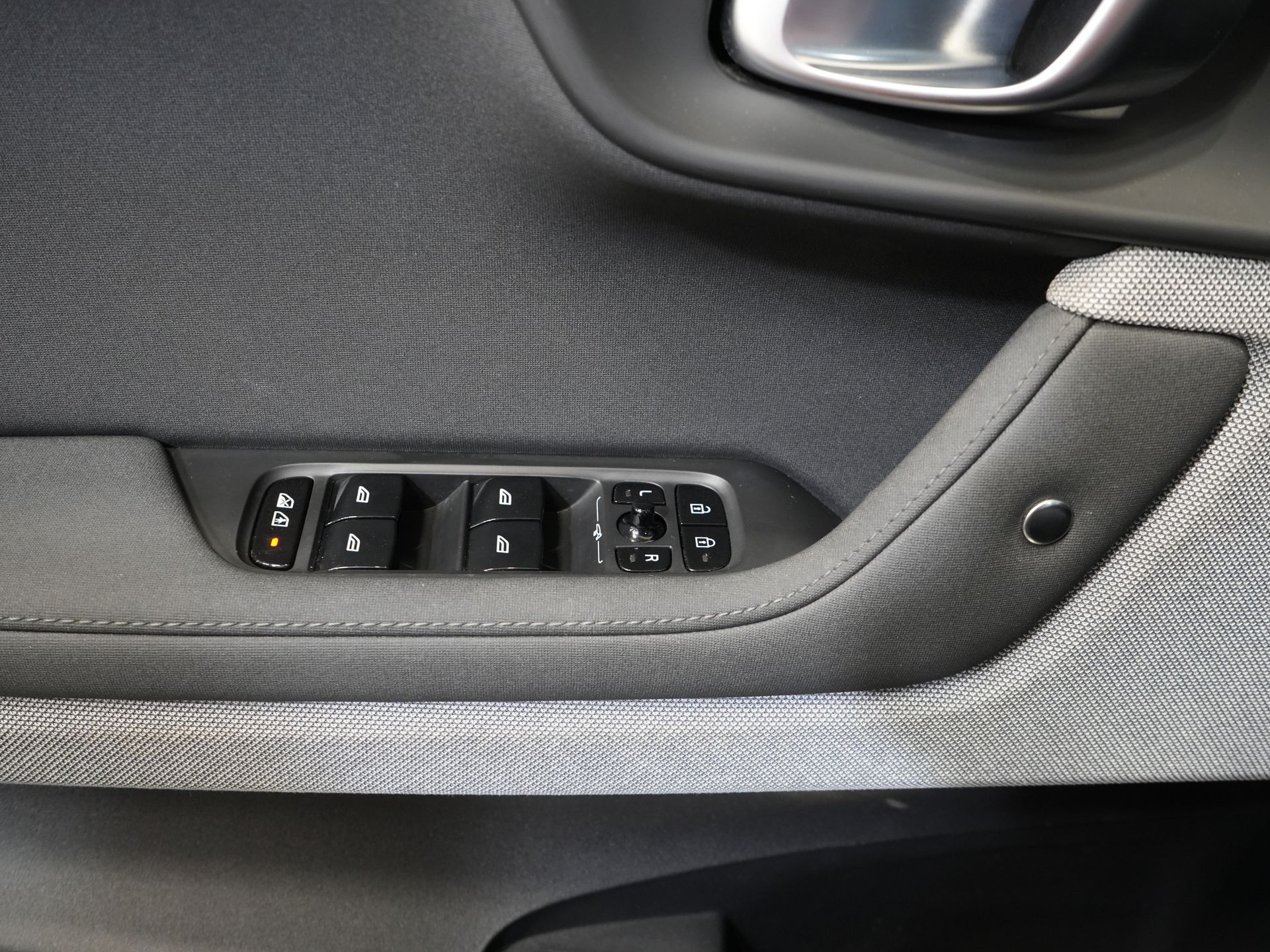 Polestar 2 Sedan Long Range 78 kWh 551 km WLTP LED/ Adapt.Cruise/ Memory/ Stoelverw./ 360 camera/ Carplay/ Navi/ Climate 18