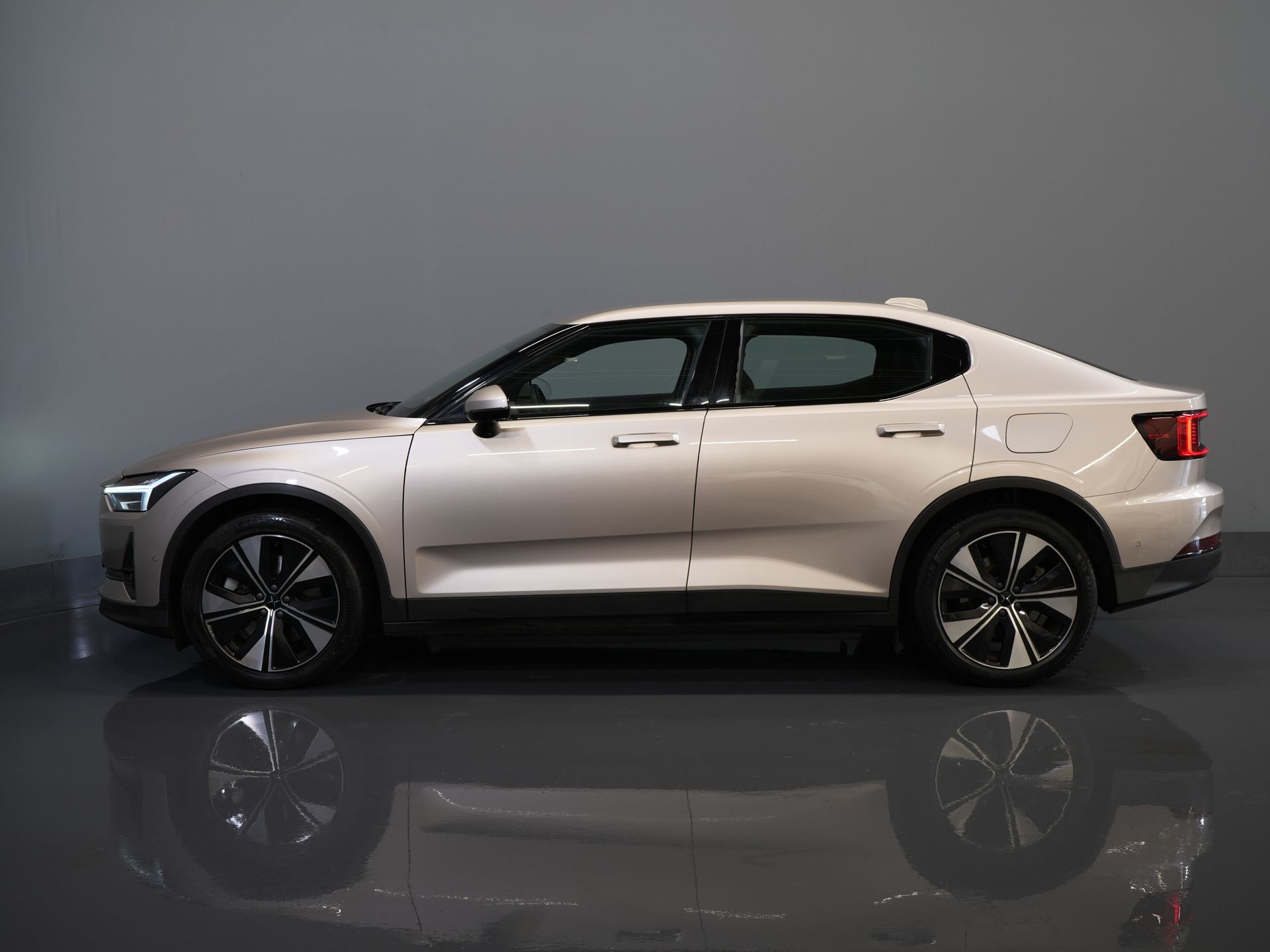 Polestar 2 Sedan Long Range 78 kWh 551 km WLTP LED/ Adapt.Cruise/ Memory/ Stoelverw./ 360 camera/ Carplay/ Navi/ Climate 9