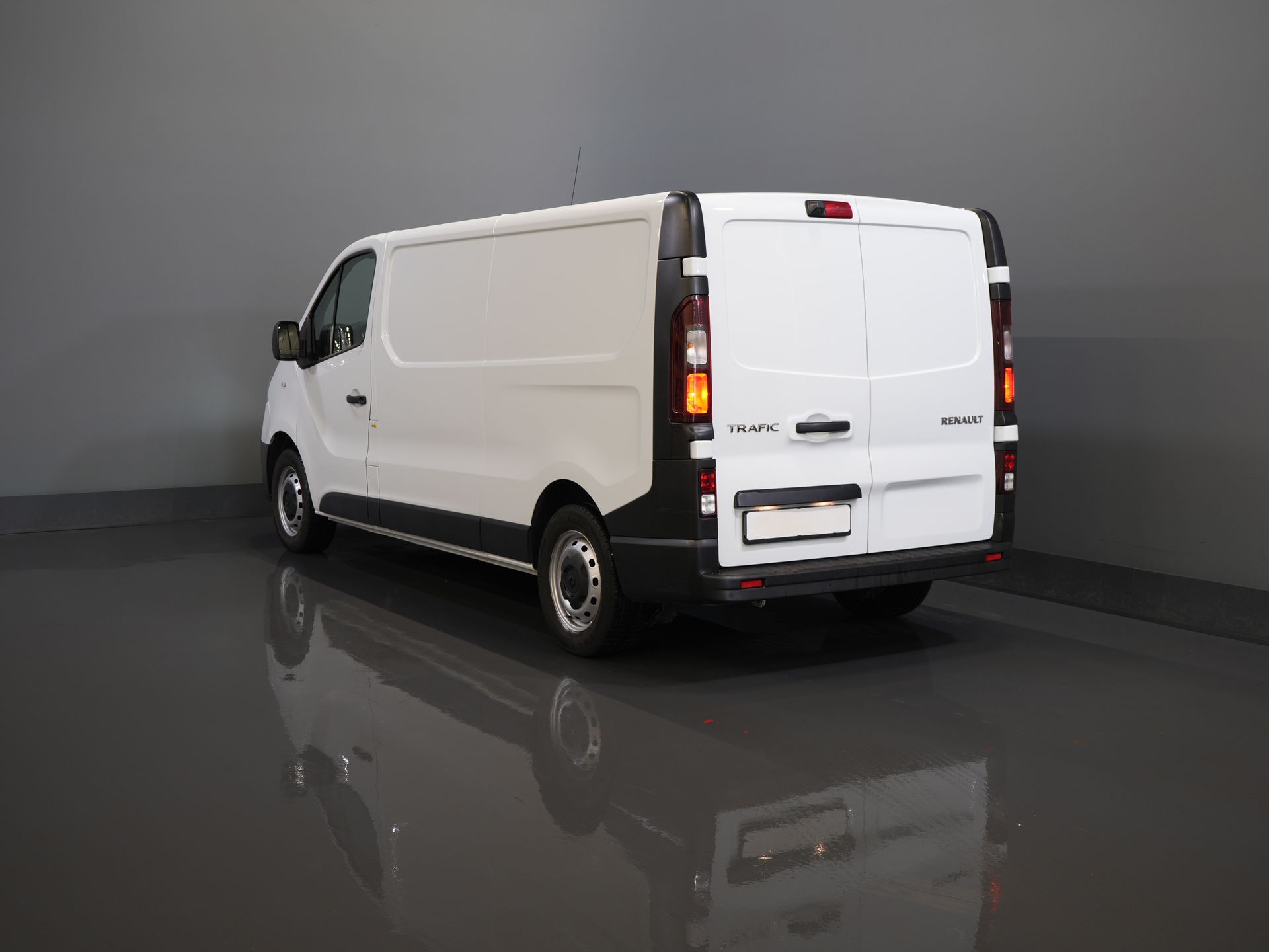 Renault Trafic Bestelbus 2.0 dCi 145pk L2 BPM VRIJ! 3 Pers./ Carplay/ Camera/ PDC/ Cruise/ Airco 1