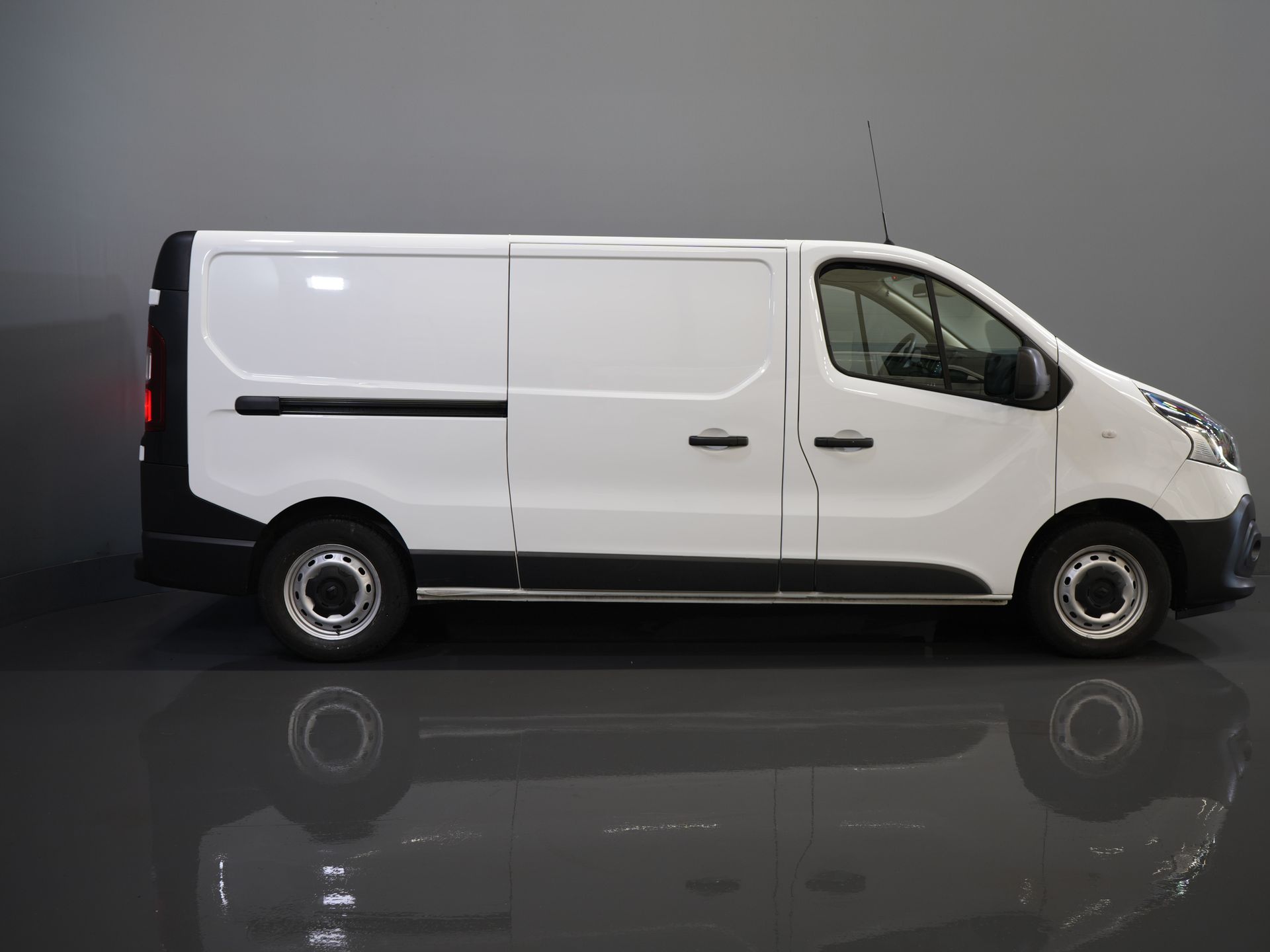 Renault Trafic Bestelbus 2.0 dCi 145pk L2 BPM VRIJ! 3 Pers./ Carplay/ Camera/ PDC/ Cruise/ Airco 10