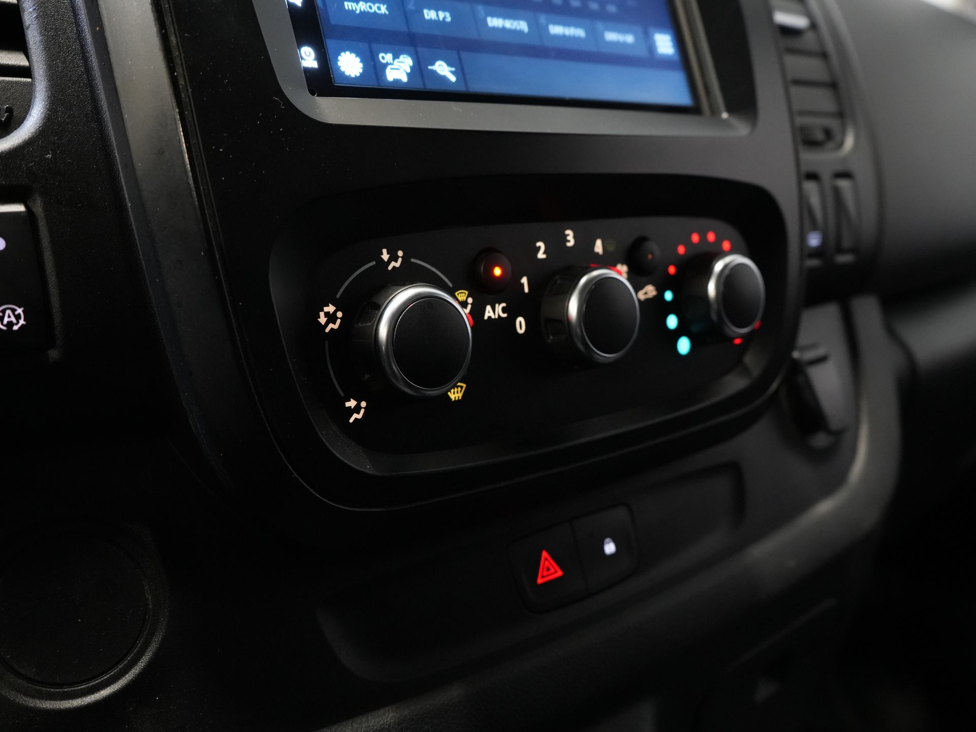 Renault Trafic Bestelbus 2.0 dCi 145pk L2 BPM VRIJ! 3 Pers./ Carplay/ Camera/ PDC/ Cruise/ Airco 19