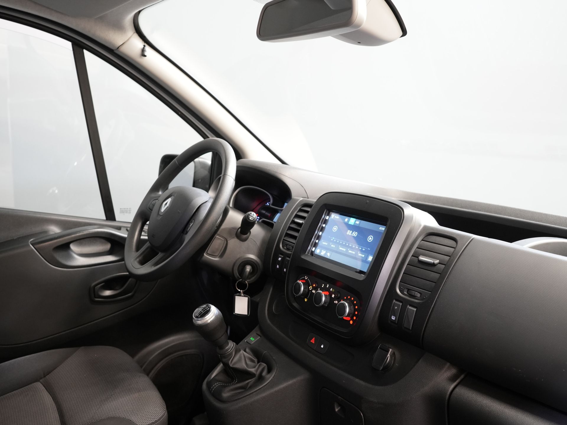 Renault Trafic Bestelbus 2.0 dCi 145pk L2 BPM VRIJ! 3 Pers./ Carplay/ Camera/ PDC/ Cruise/ Airco 2