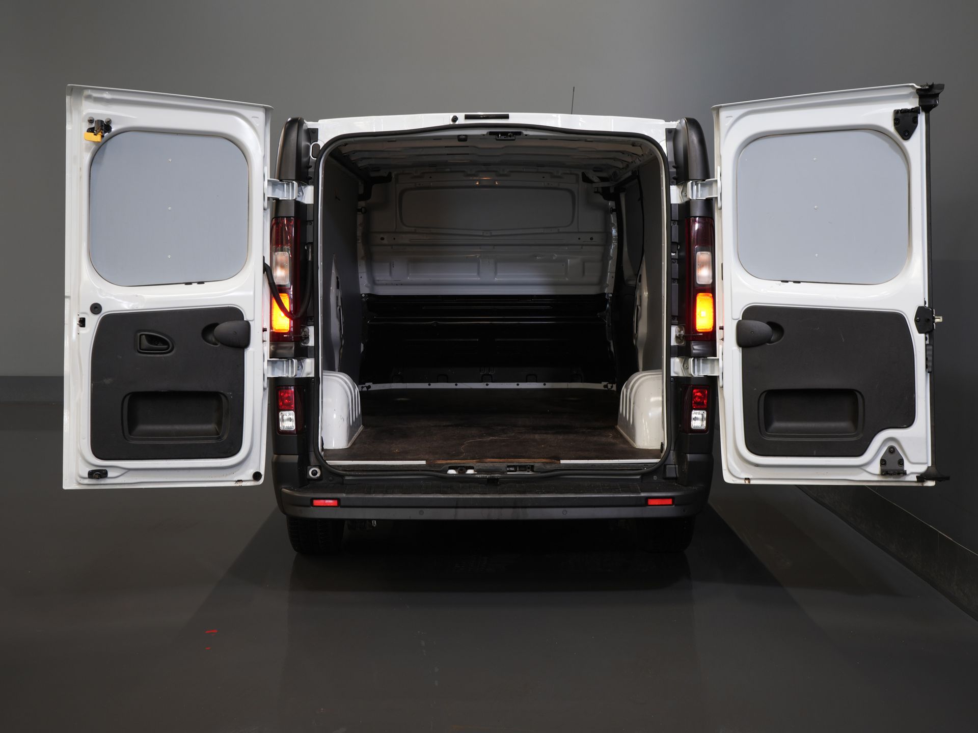 Renault Trafic Bestelbus 2.0 dCi 145pk L2 BPM VRIJ! 3 Pers./ Carplay/ Camera/ PDC/ Cruise/ Airco 4