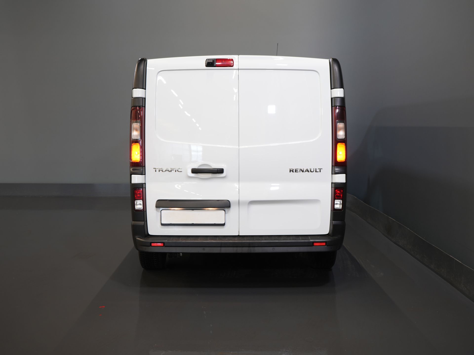 Renault Trafic Bestelbus 2.0 dCi 145pk L2 BPM VRIJ! 3 Pers./ Carplay/ Camera/ PDC/ Cruise/ Airco 5