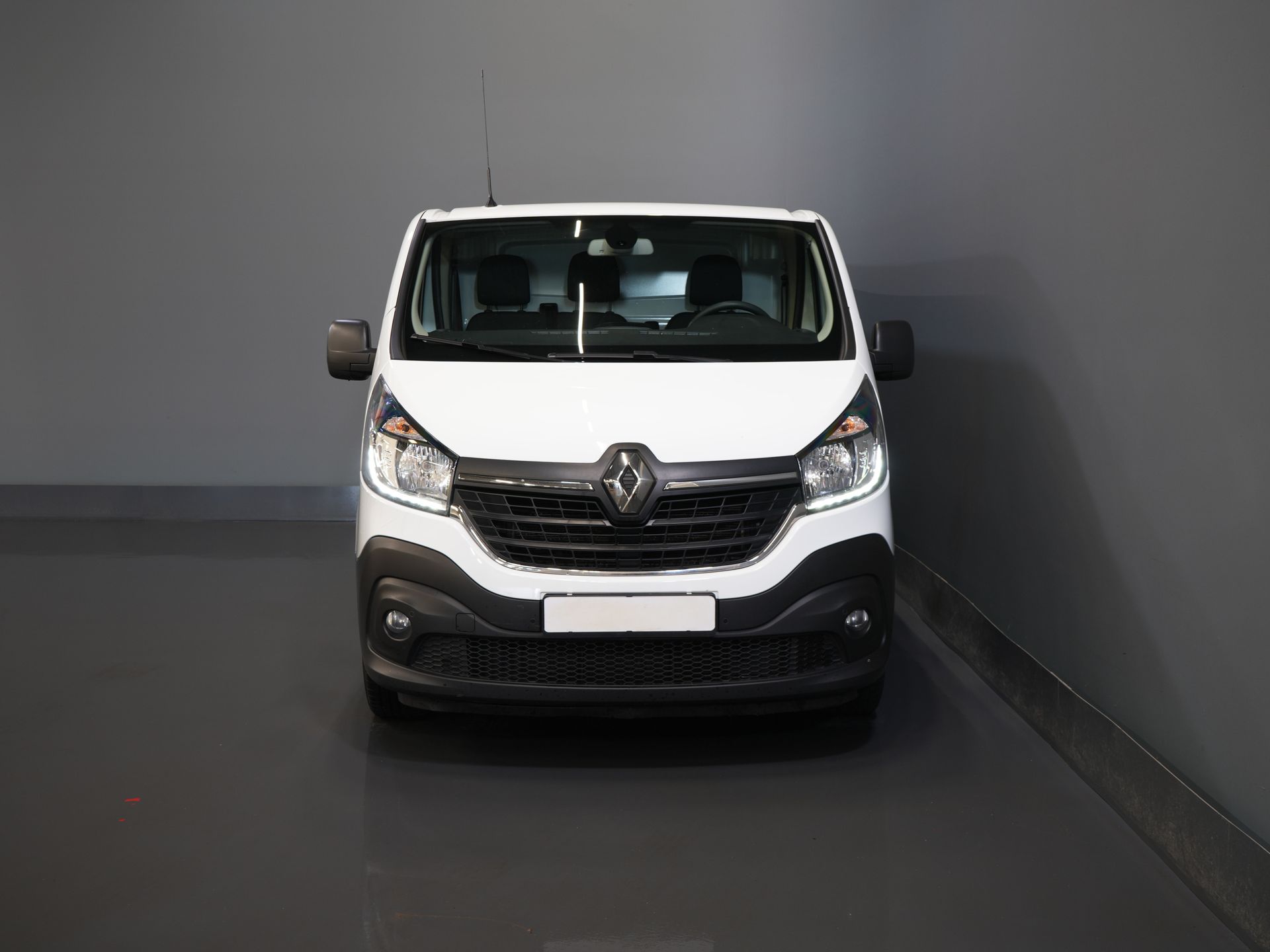 Renault Trafic Bestelbus 2.0 dCi 145pk L2 BPM VRIJ! 3 Pers./ Carplay/ Camera/ PDC/ Cruise/ Airco 6