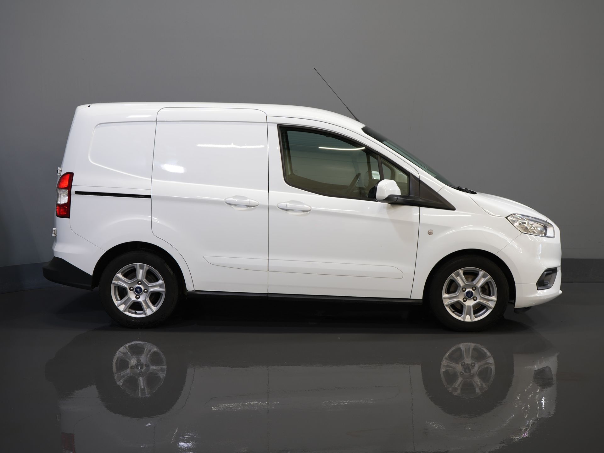 Ford Transit Courier Bestelbus 1.0 EcoBoost Limited BENZINE BPM VRIJ! Carplay/ Camera/ Climate/ Cruise/ PDC/ LMV/ DAB 10
