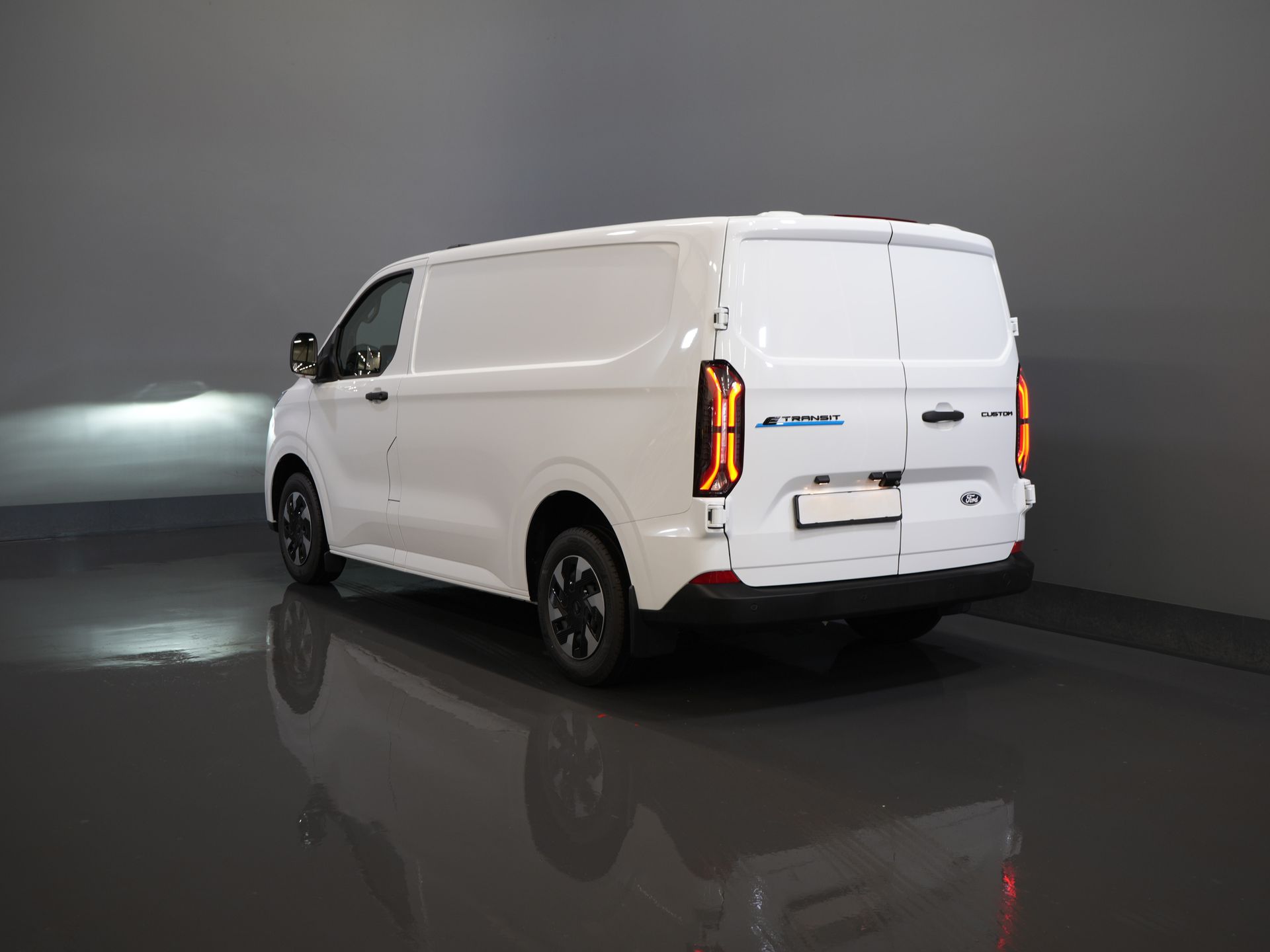 Ford E-Transit Custom Bestelbus 320 Trend 65 kWh 330 km WLTP LED/ Snellader/ 2.3t Trekverm./ Stuurverw./ Stoelverw./ Carplay/ Climate/ Camera/ PDC/ Cruise 1