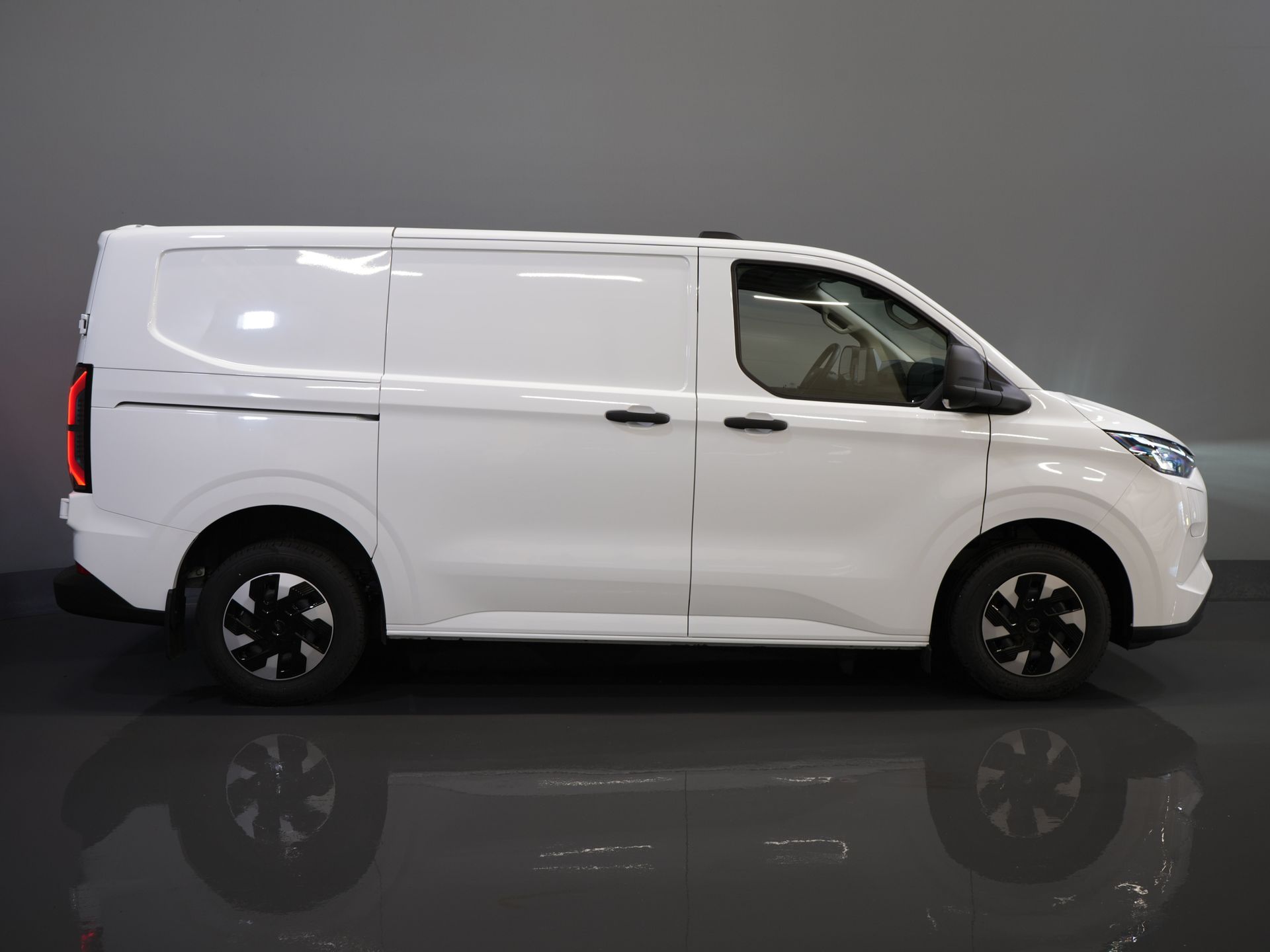 Ford E-Transit Custom Bestelbus 320 Trend 65 kWh 330 km WLTP LED/ Snellader/ 2.3t Trekverm./ Stuurverw./ Stoelverw./ Carplay/ Climate/ Camera/ PDC/ Cruise 10