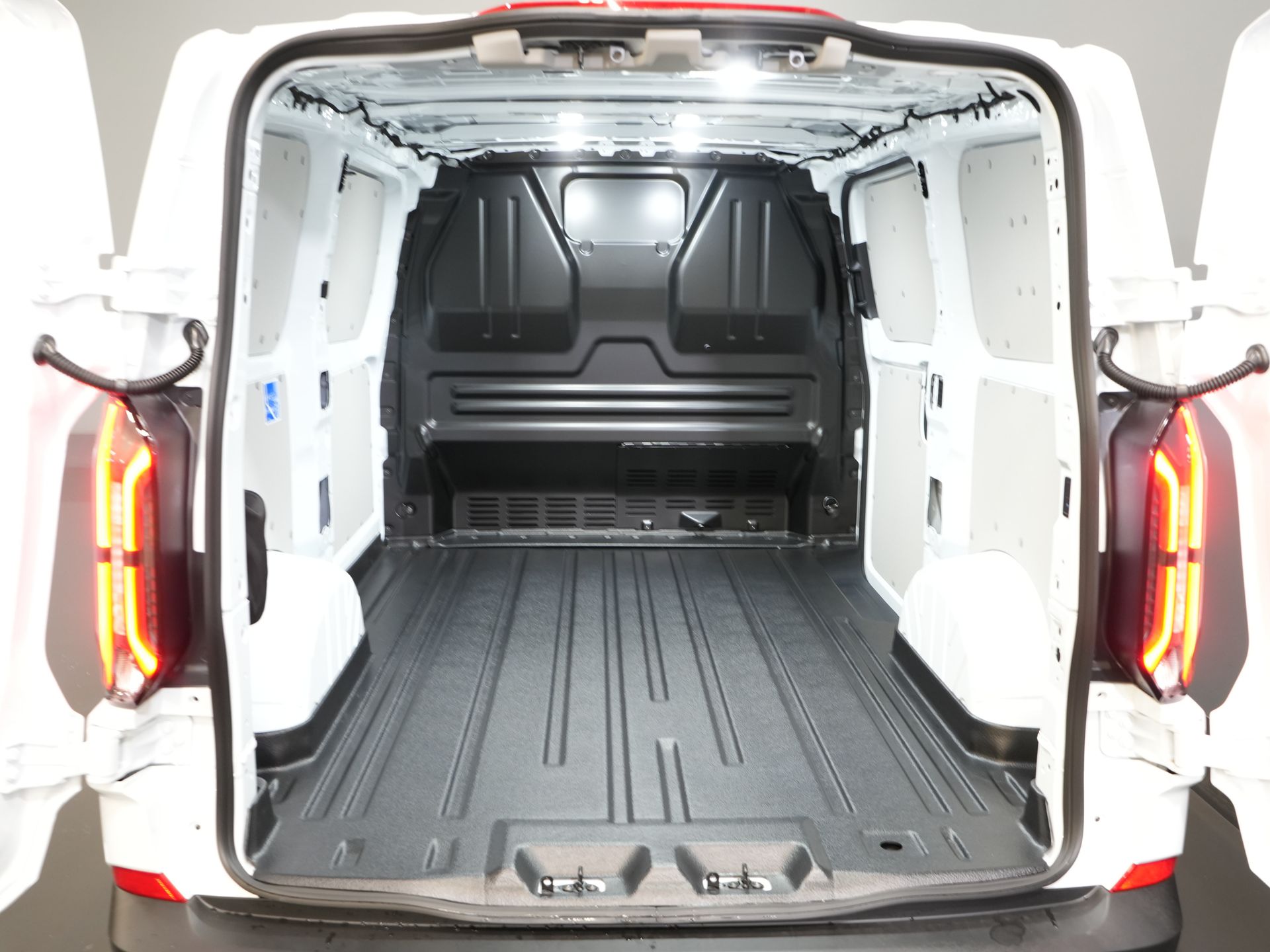 Ford E-Transit Custom Bestelbus 320 Trend 65 kWh 330 km WLTP LED/ Snellader/ 2.3t Trekverm./ Stuurverw./ Stoelverw./ Carplay/ Climate/ Camera/ PDC/ Cruise 14