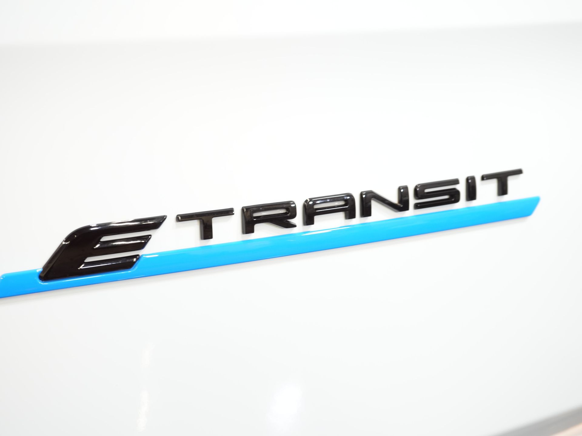 Ford E-Transit Custom Bestelbus 320 Trend 65 kWh 330 km WLTP LED/ Snellader/ 2.3t Trekverm./ Stuurverw./ Stoelverw./ Carplay/ Climate/ Camera/ PDC/ Cruise 16