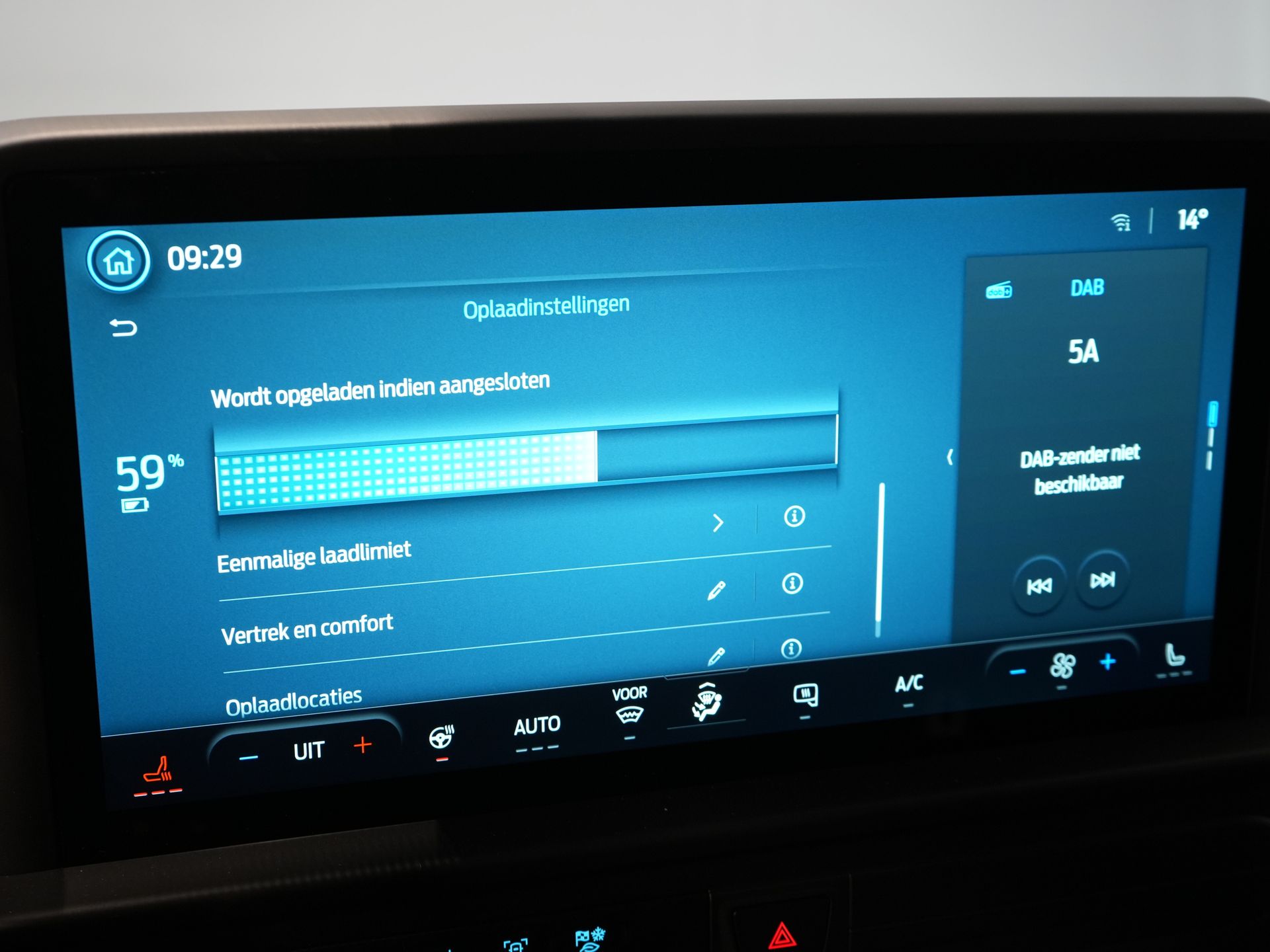 Ford E-Transit Custom Bestelbus 320 Trend 65 kWh 330 km WLTP LED/ Snellader/ 2.3t Trekverm./ Stuurverw./ Stoelverw./ Carplay/ Climate/ Camera/ PDC/ Cruise 24