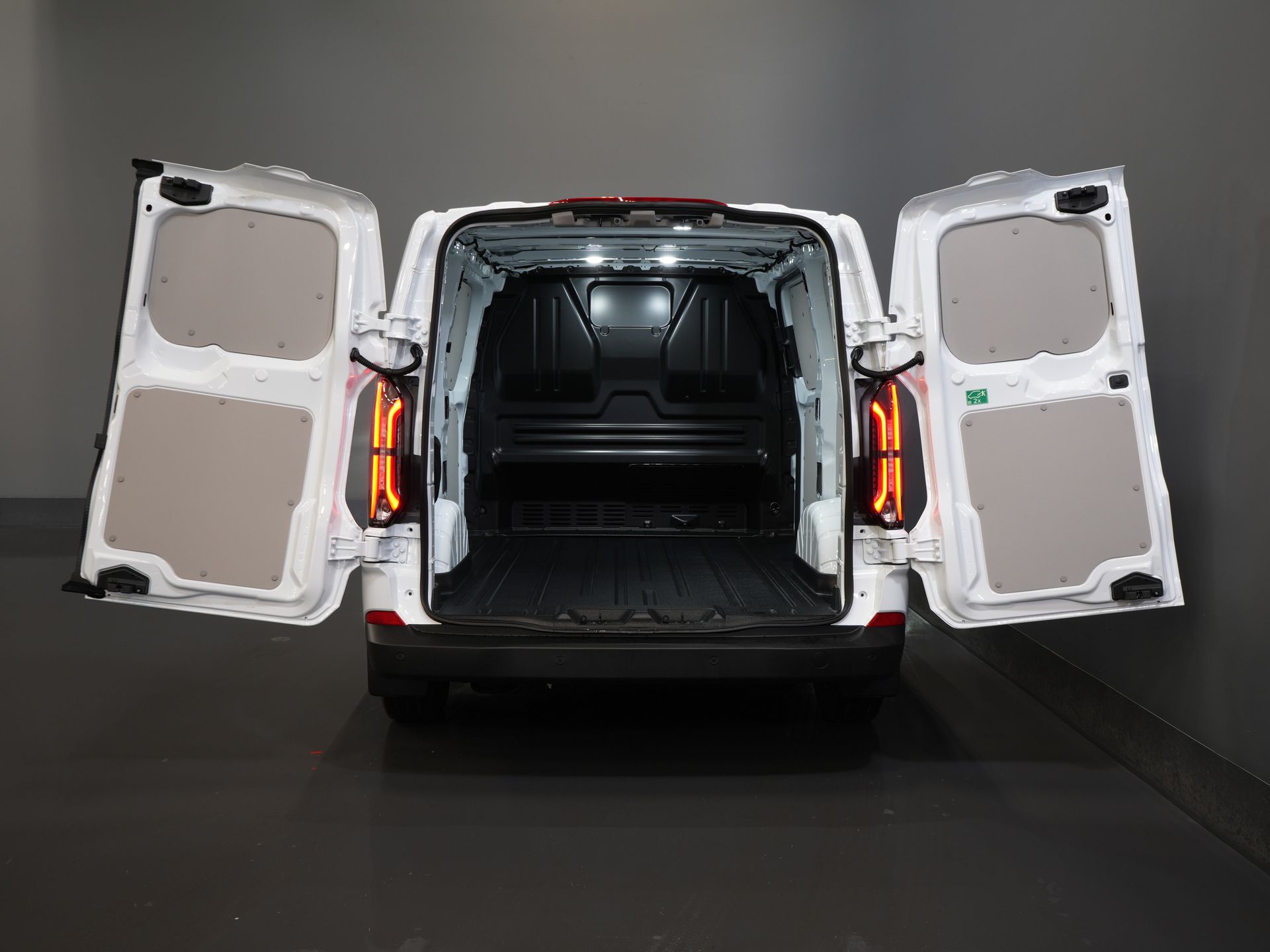 Ford E-Transit Custom Bestelbus 320 Trend 65 kWh 330 km WLTP LED/ Snellader/ 2.3t Trekverm./ Stuurverw./ Stoelverw./ Carplay/ Climate/ Camera/ PDC/ Cruise 4