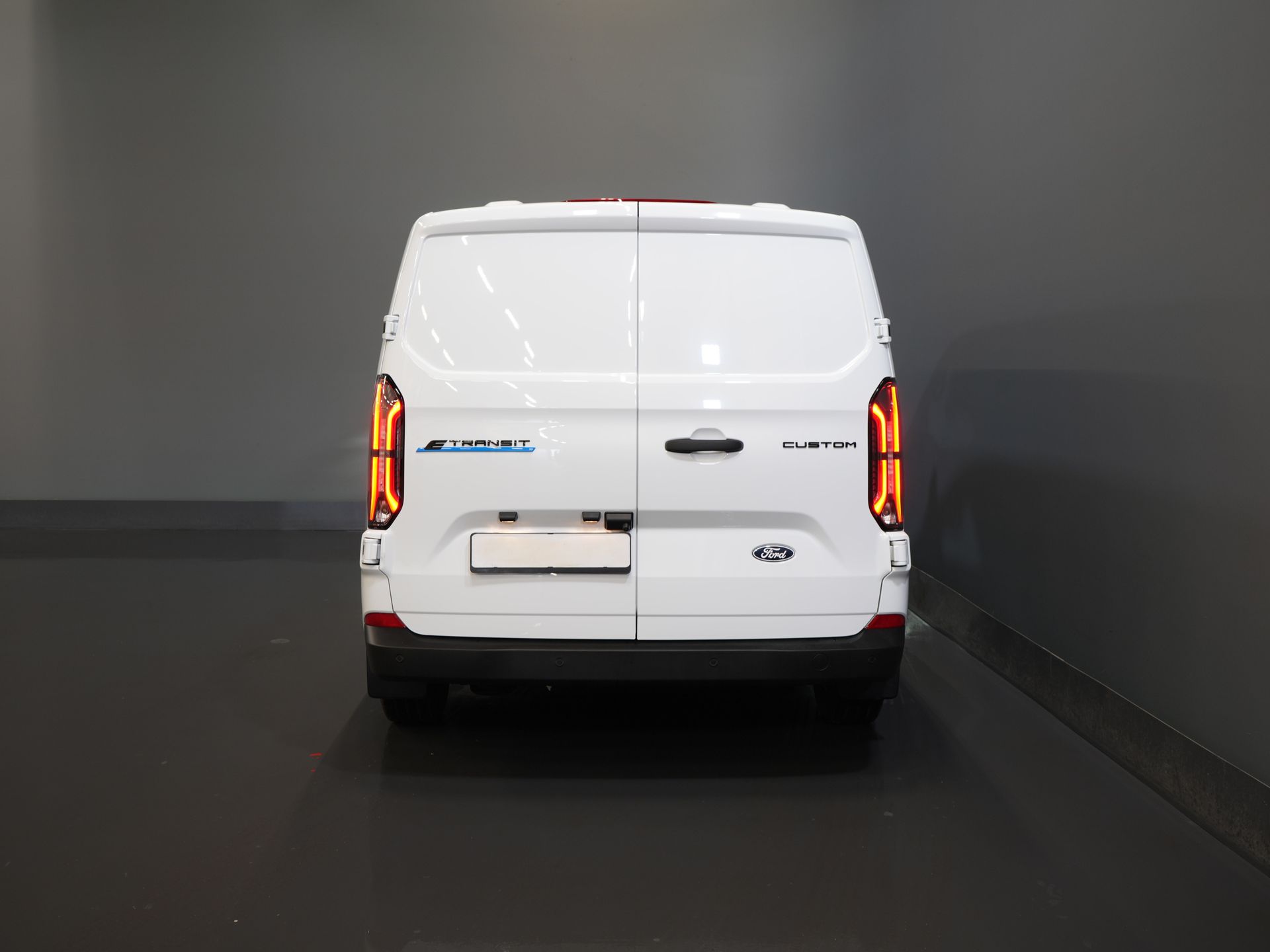Ford E-Transit Custom Bestelbus 320 Trend 65 kWh 330 km WLTP LED/ Snellader/ 2.3t Trekverm./ Stuurverw./ Stoelverw./ Carplay/ Climate/ Camera/ PDC/ Cruise 5