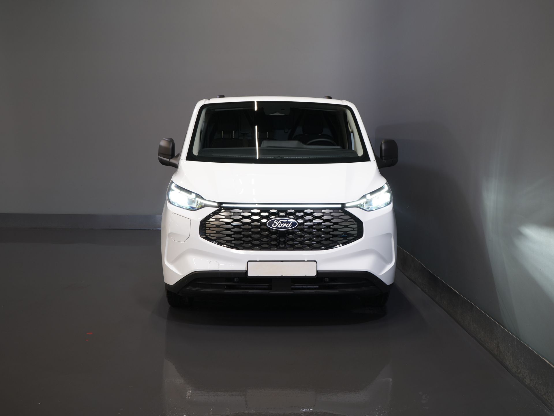 Ford E-Transit Custom Bestelbus 320 Trend 65 kWh 330 km WLTP LED/ Snellader/ 2.3t Trekverm./ Stuurverw./ Stoelverw./ Carplay/ Climate/ Camera/ PDC/ Cruise 6