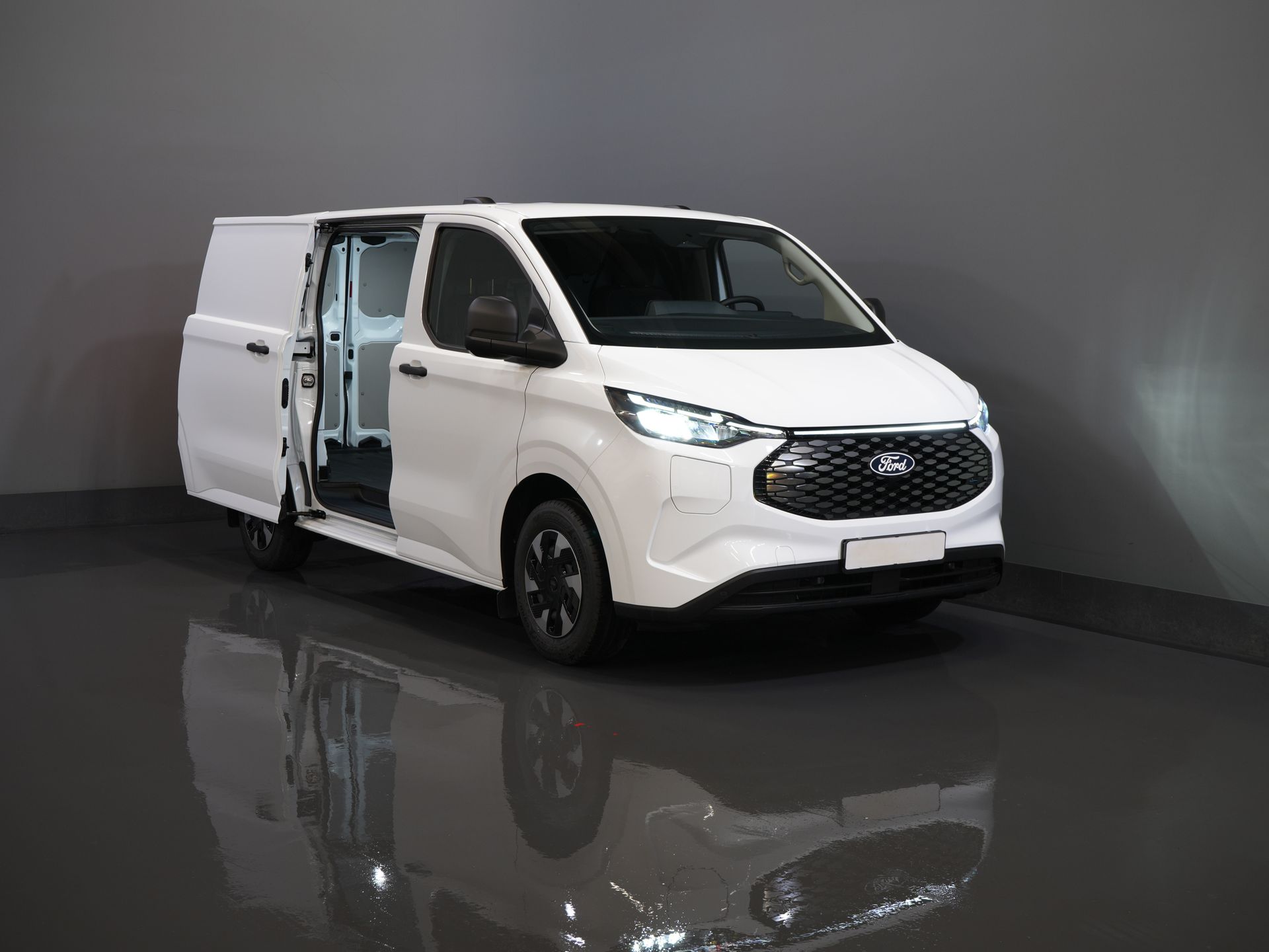 Ford E-Transit Custom Bestelbus 320 Trend 65 kWh 330 km WLTP LED/ Snellader/ 2.3t Trekverm./ Stuurverw./ Stoelverw./ Carplay/ Climate/ Camera/ PDC/ Cruise 8
