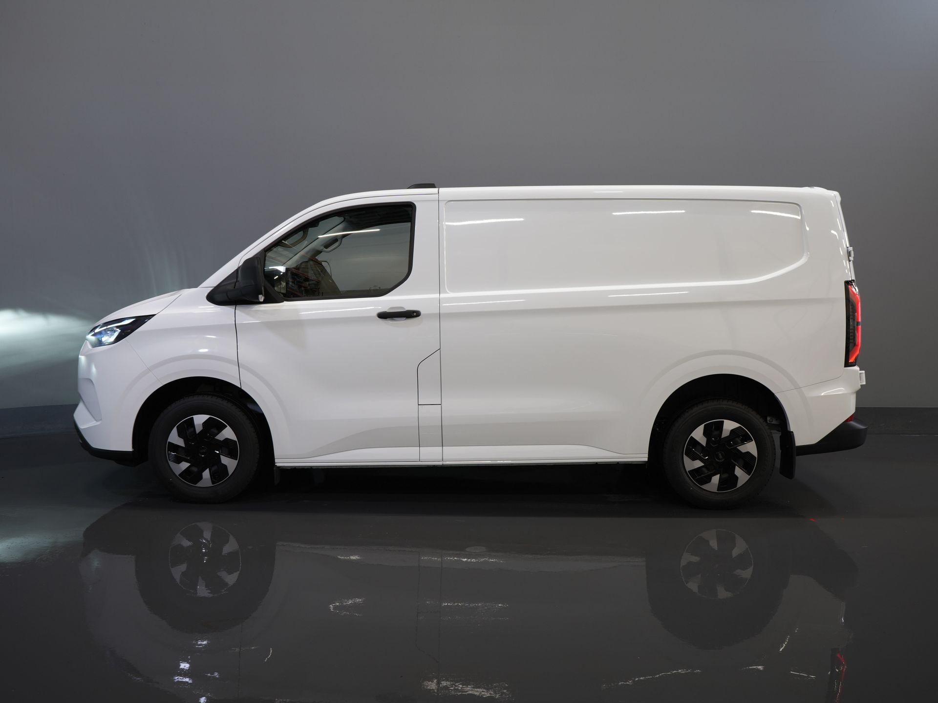 Ford E-Transit Custom Bestelbus 320 Trend 65 kWh 330 km WLTP LED/ Snellader/ 2.3t Trekverm./ Stuurverw./ Stoelverw./ Carplay/ Climate/ Camera/ PDC/ Cruise 9