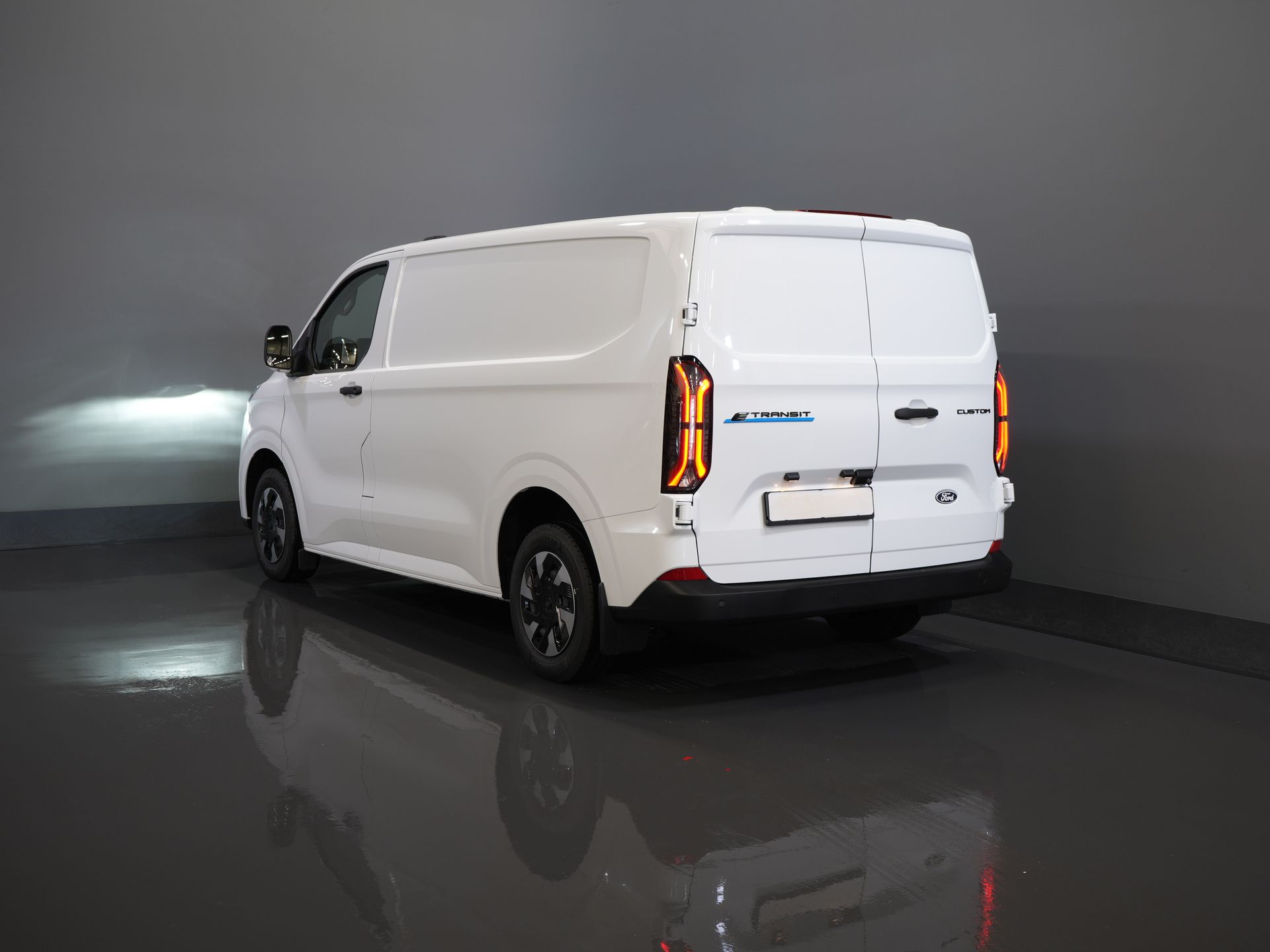 Ford E-Transit Custom Bestelbus 320 Trend 65 kWh 330 km WLTP LED/ Snellader/ 2.3t Trekverm./ Stuurverw./ Stoelverw./ Carplay/ Climate/ Camera/ PDC/ Cruise 1