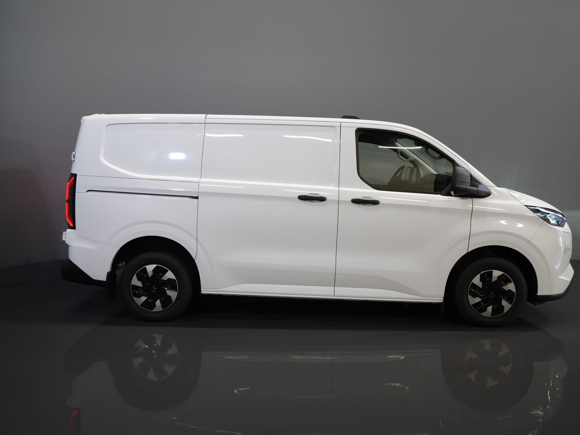 Ford E-Transit Custom Bestelbus 320 Trend 65 kWh 330 km WLTP LED/ Snellader/ 2.3t Trekverm./ Stuurverw./ Stoelverw./ Carplay/ Climate/ Camera/ PDC/ Cruise 10