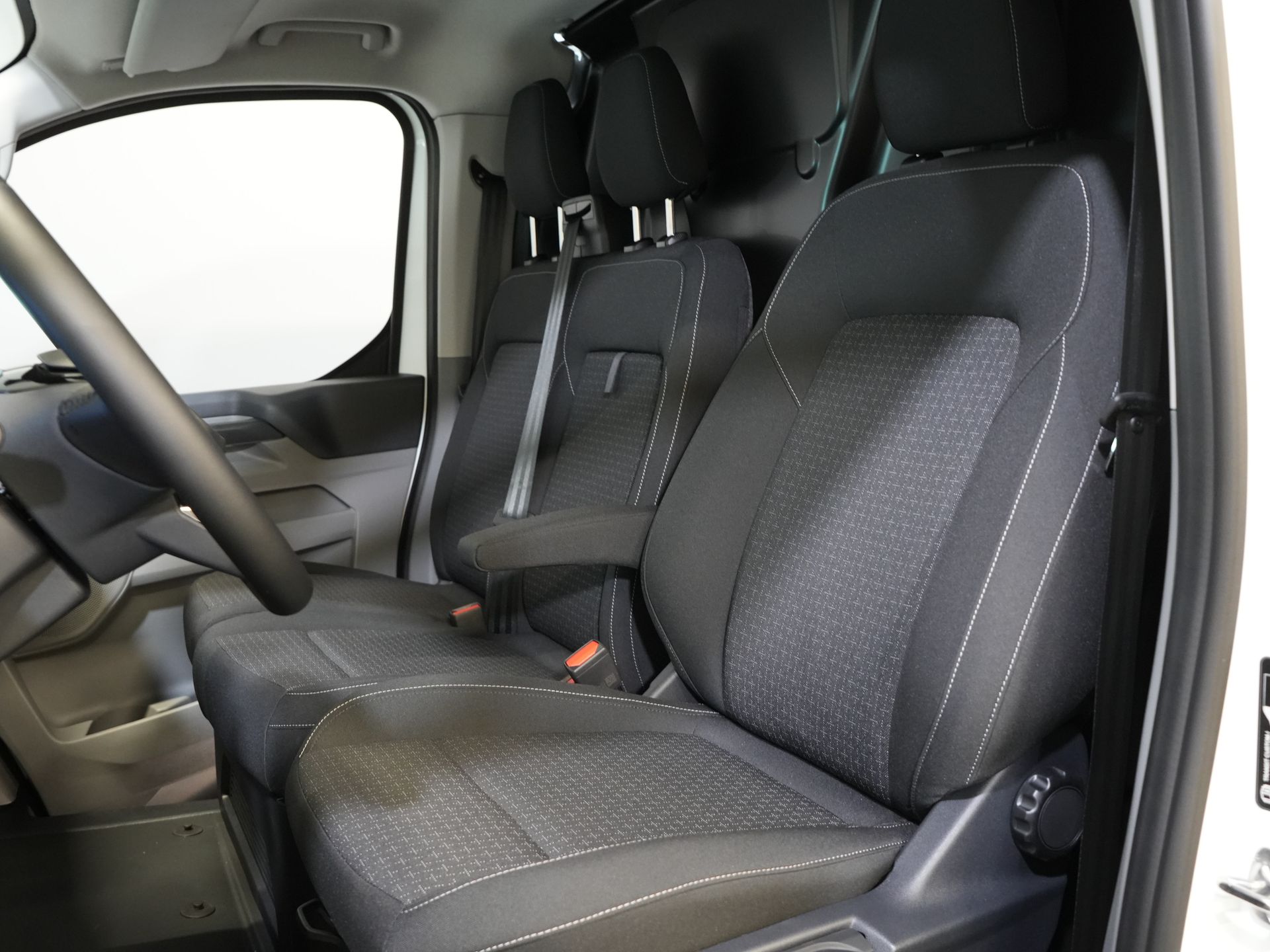 Ford E-Transit Custom Bestelbus 320 Trend 65 kWh 330 km WLTP LED/ Snellader/ 2.3t Trekverm./ Stuurverw./ Stoelverw./ Carplay/ Climate/ Camera/ PDC/ Cruise 11